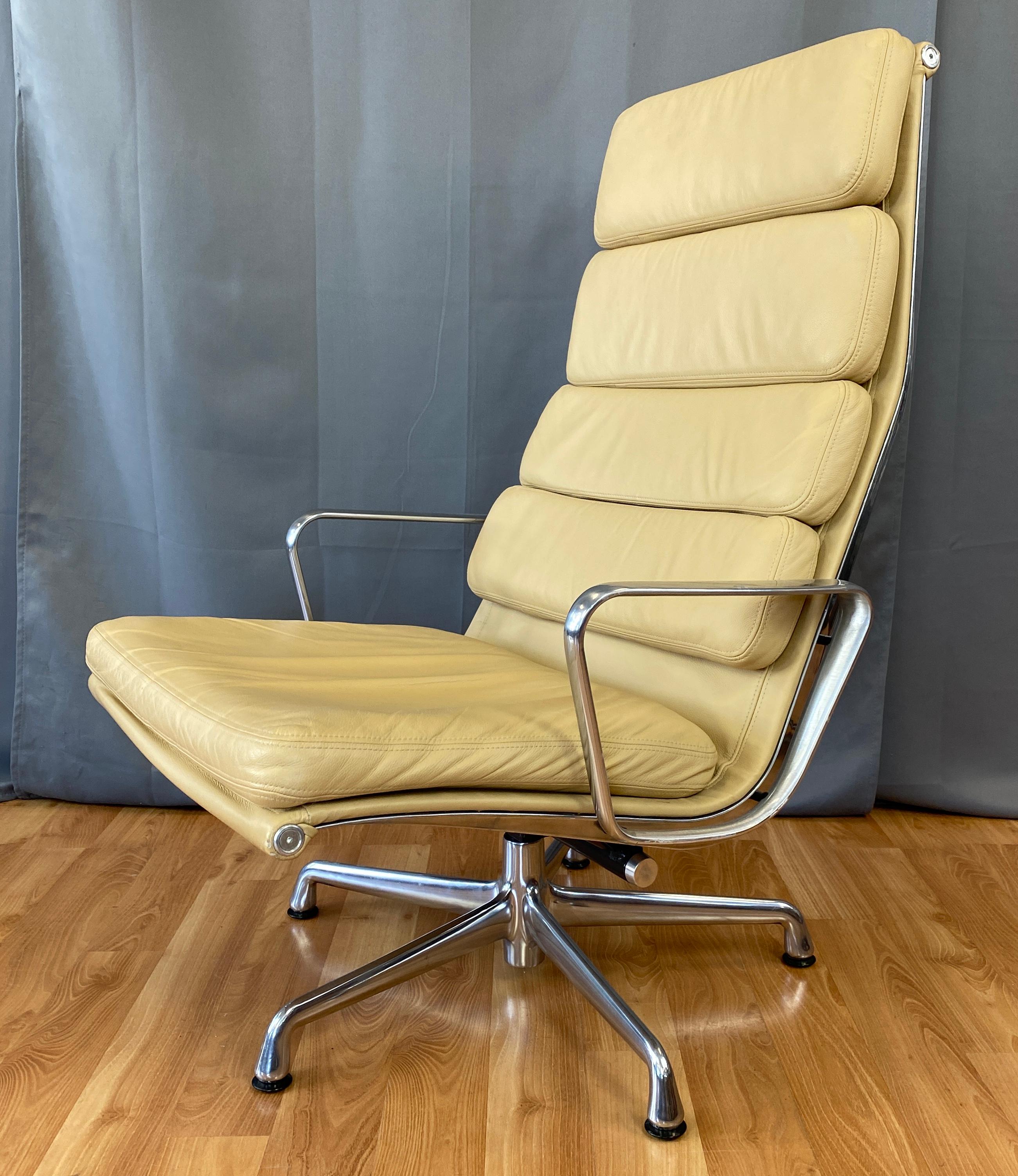 Part of the Eames Aluminum Group, for Herman Miller.
It's the 4 back cushion model in leather, with the color like desert sand.