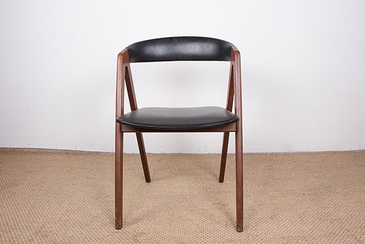 Un ensemble de magnifiques chaises de salle à manger scandinaves. Elégantes, robustes et très confortables, ces chaises, un grand classique de ce designer, sont répertoriées au Design Museum Denmark. Ils ont été conçus en 1958.

Concepteur : Thomas