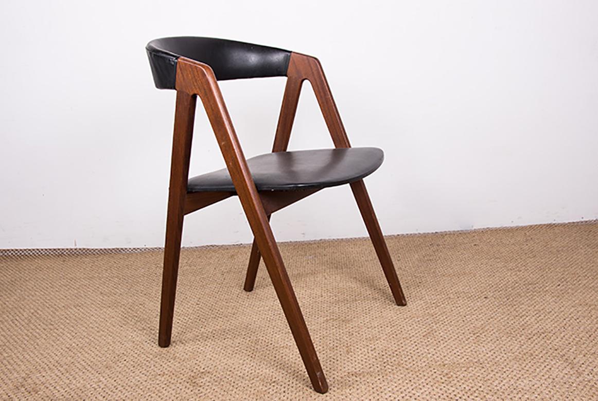 Scandinave moderne 4 chaises danoises Afrormosia et skai modèle 205 de Thomas Harlev, 1960. en vente