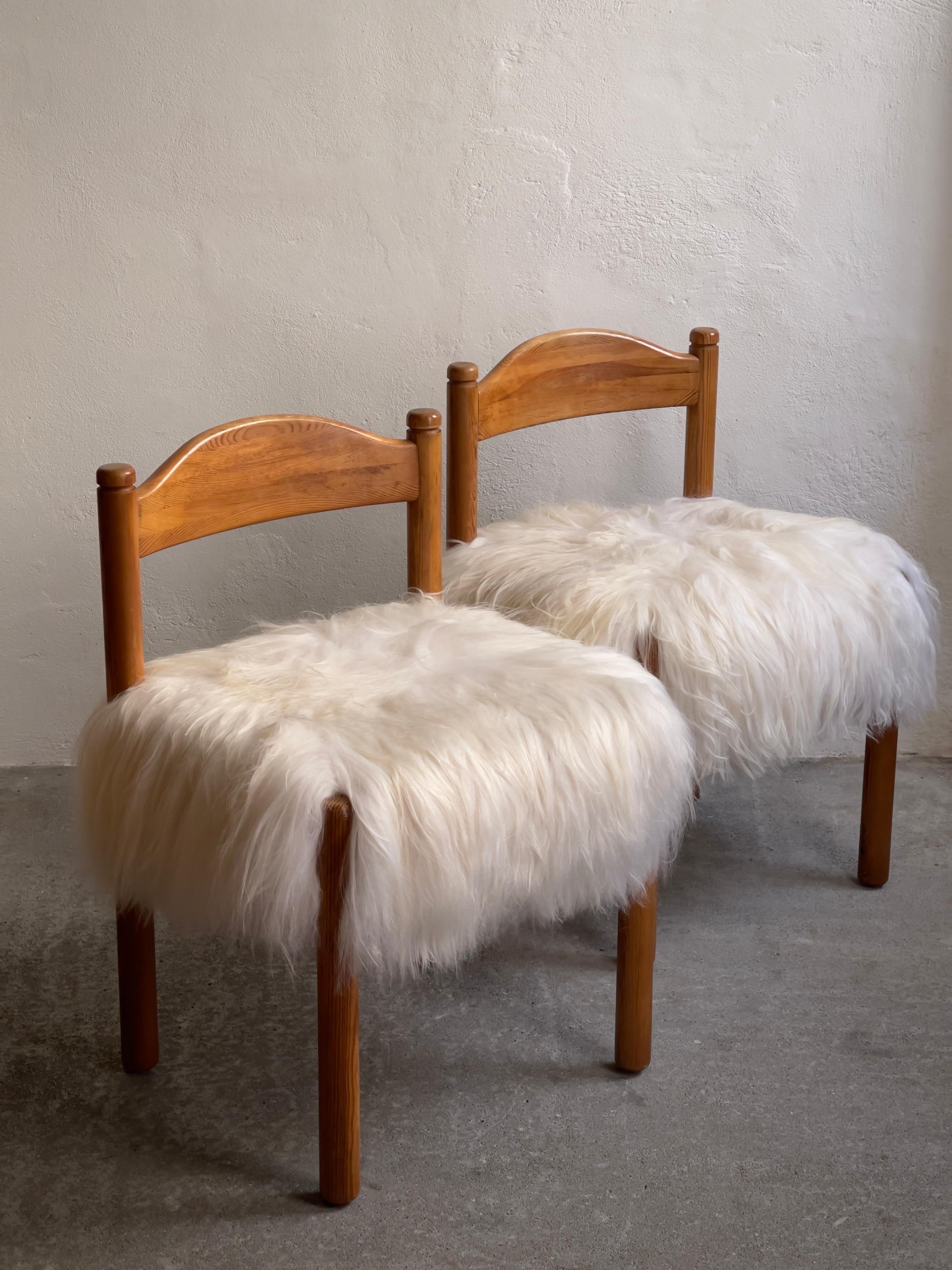 Four dining chairs in pine reupholstered in long haired sheepskin. Denmark 1970s In Good Condition For Sale In København K, 84