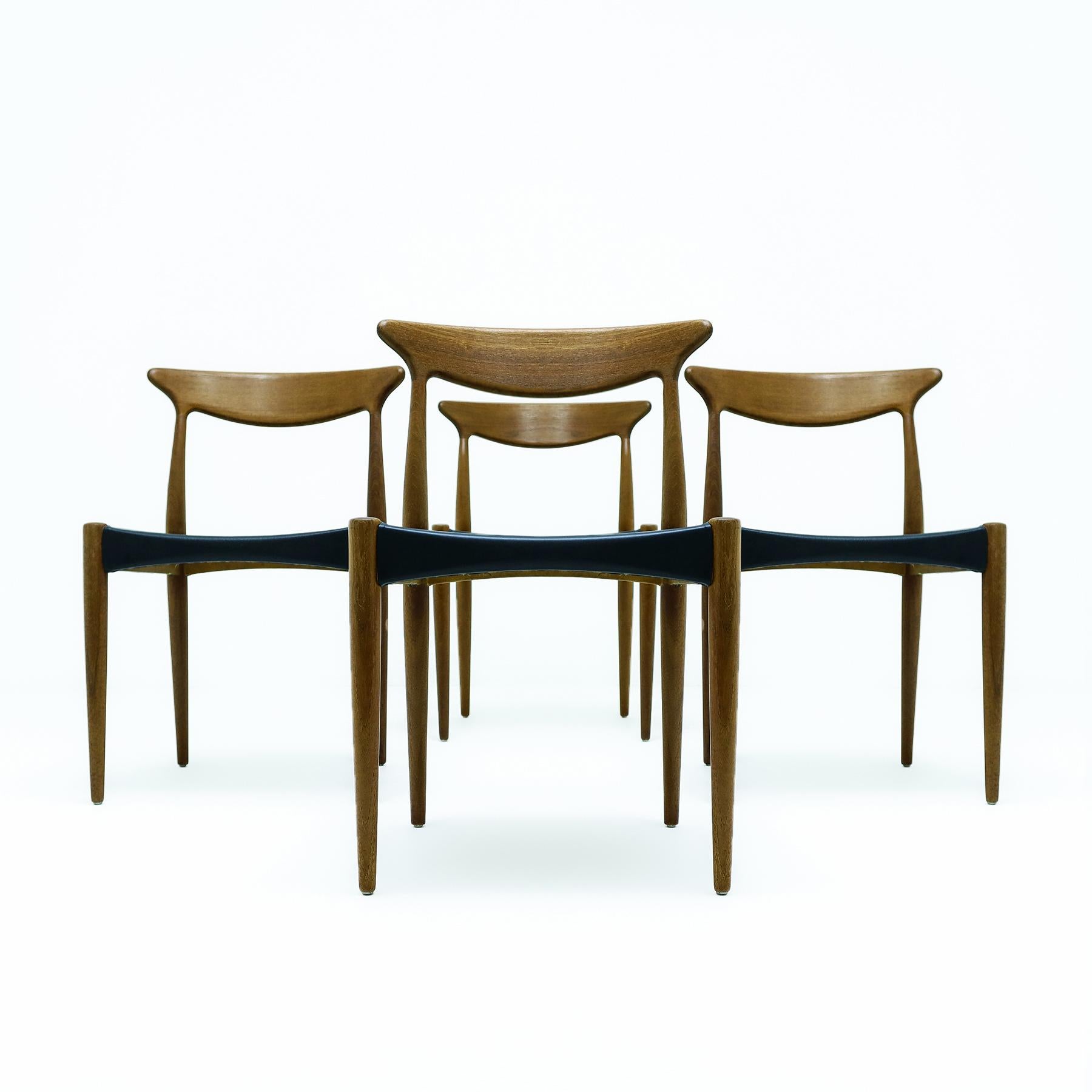 A beautifully sculptural set of 4 Vintage Danish Mid Century Arne Hovmand-Olsen MK310 teak dining chairs with original black vinyl upholstery for Mogens Kold, 1950s.

Originally designed by Olsen in 1951 and manufactured by Mogens Kold, Denmark,