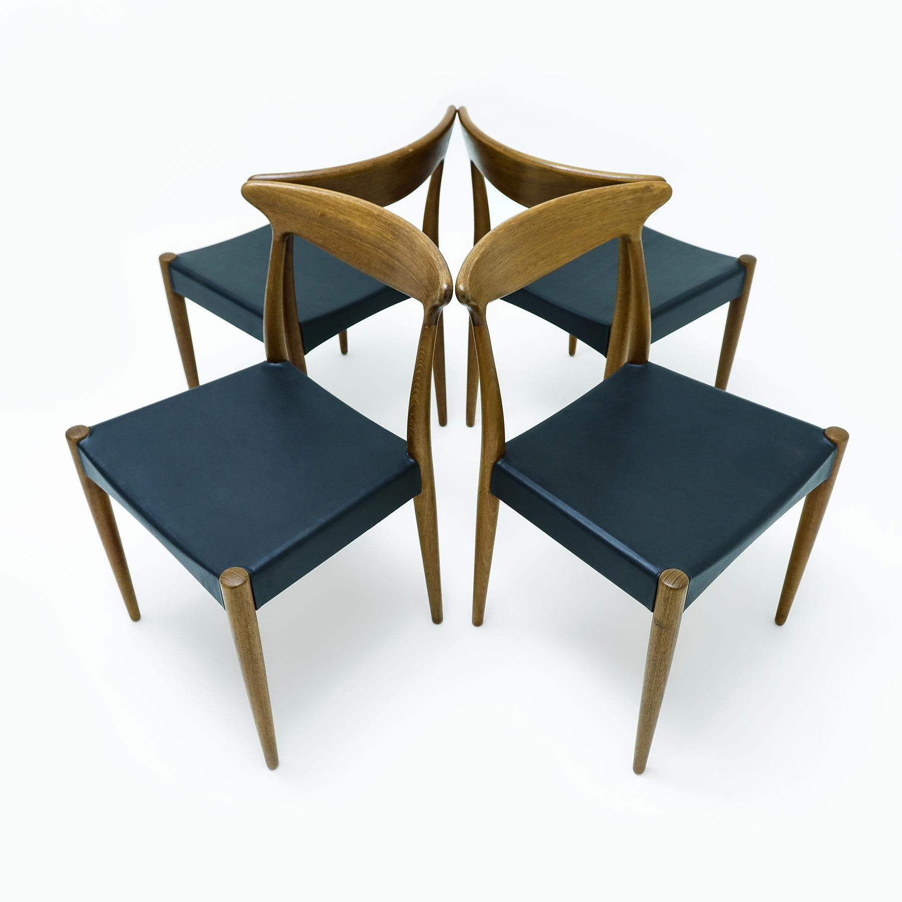 4 Danish Mid Century Arne Hovmand-Olsen, Mogens Kold MK310 teak dining chairs  In Good Condition For Sale In Highclere, Newbury