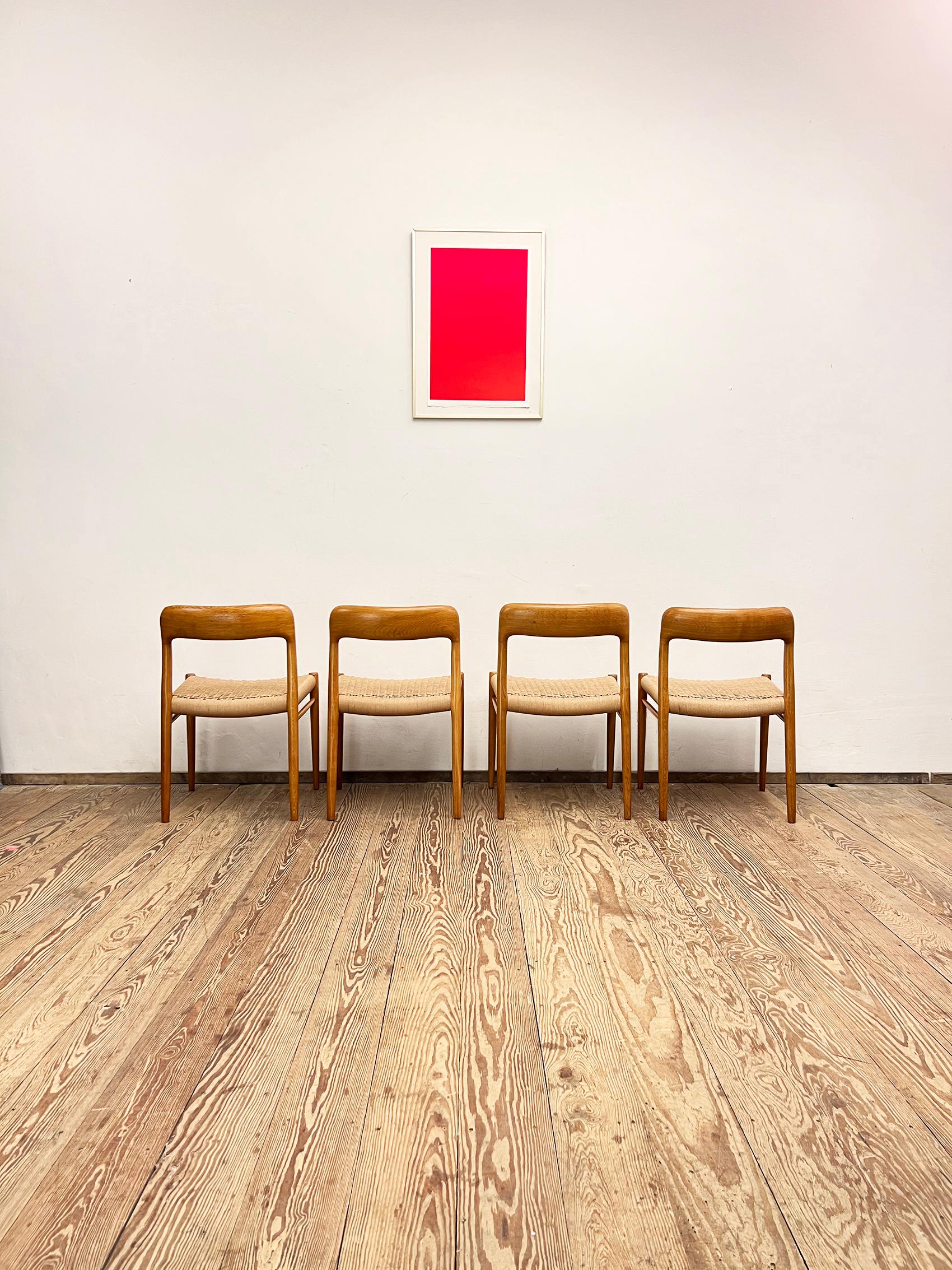 4 dänische Esszimmerstühle aus Eiche der Jahrhundertmitte #75, Niels O. Møller, J. L. Moller (Moderne der Mitte des Jahrhunderts) im Angebot