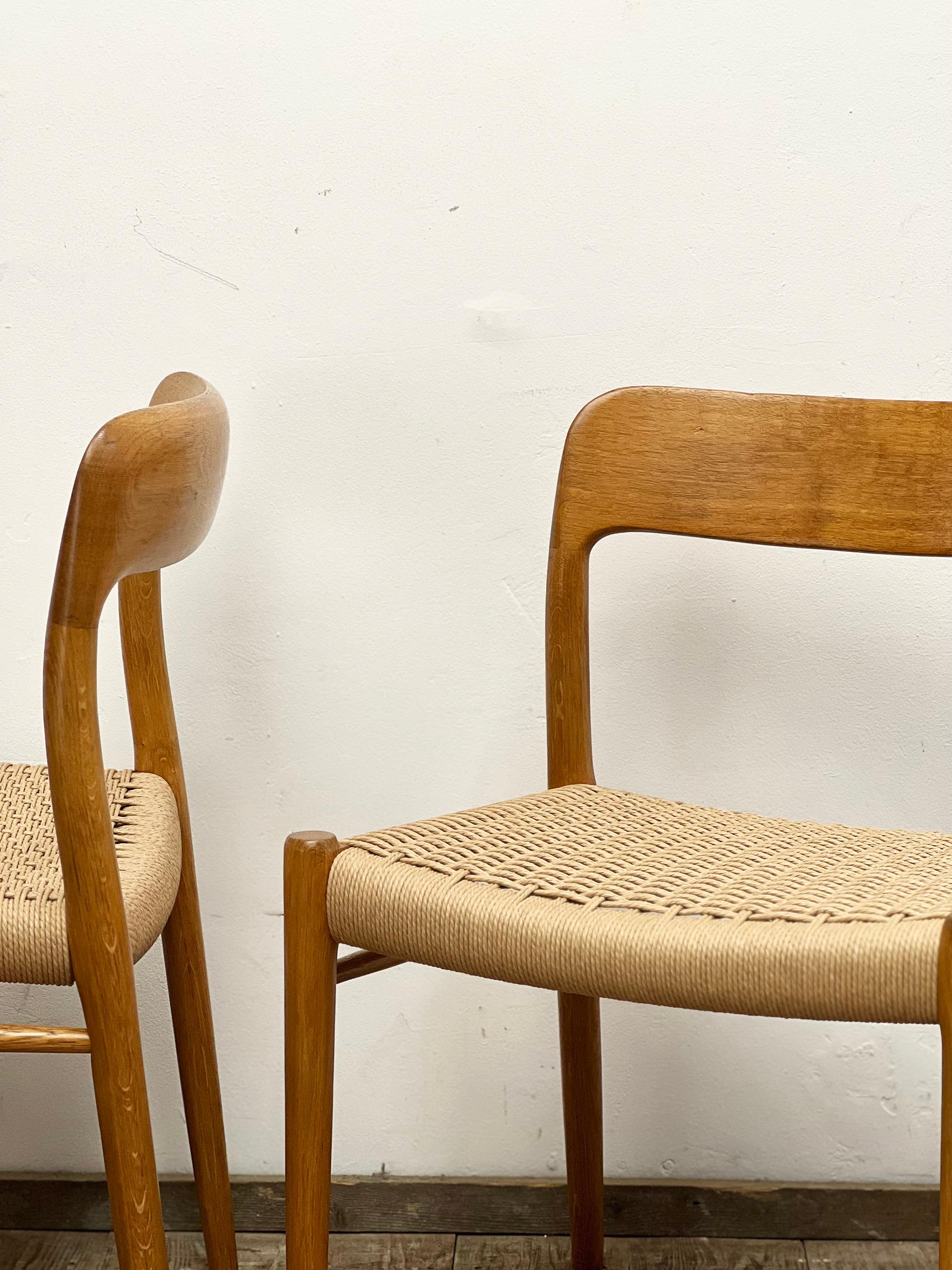 4 dänische Esszimmerstühle aus Eiche der Jahrhundertmitte #75, Niels O. Møller, J. L. Moller im Zustand „Gut“ im Angebot in München, Bavaria