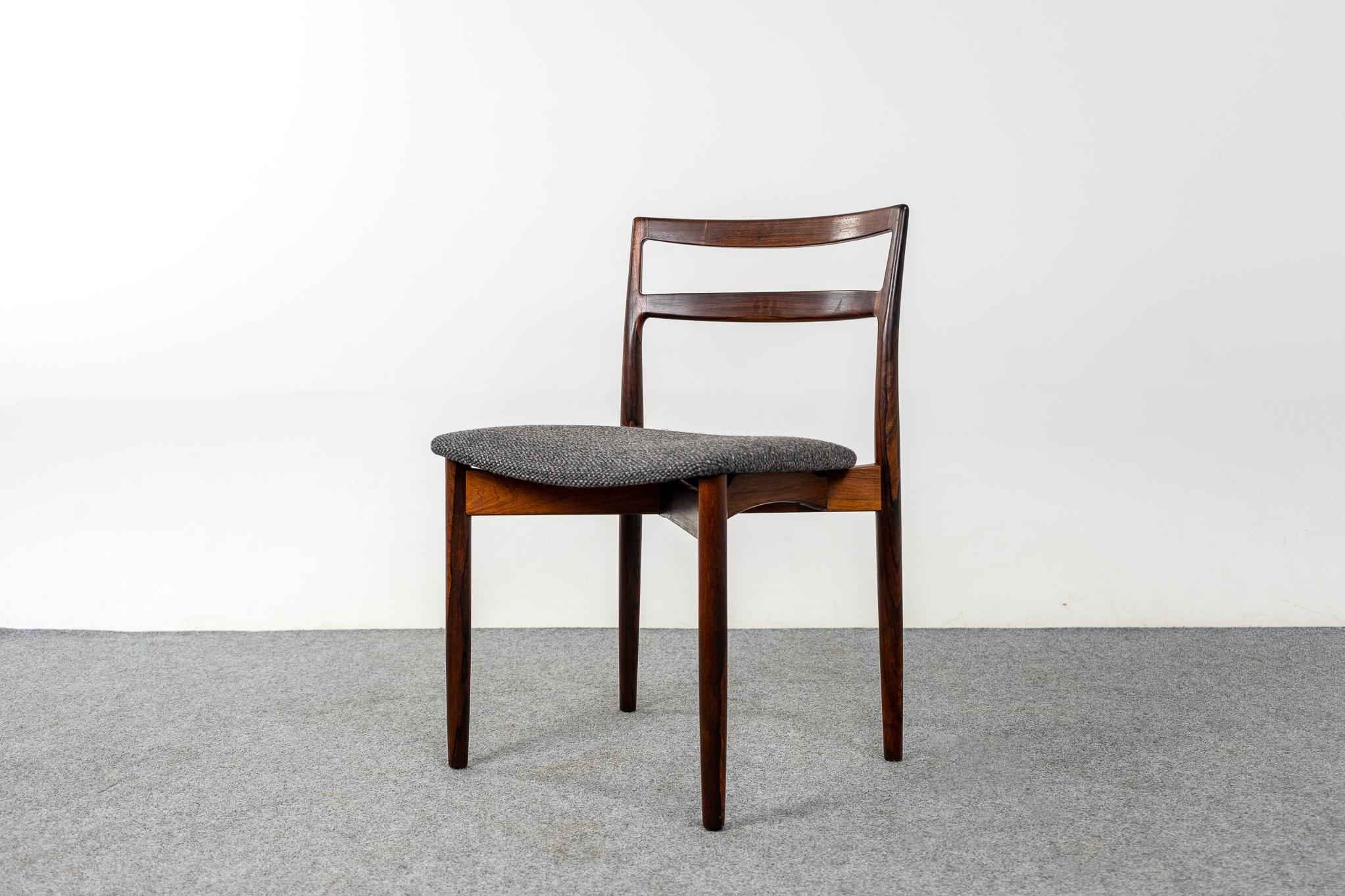 Satz von 4 dänischen Palisander-Esszimmerstühlen von Harry Ostergaard für Randers Mobelfabrik, um 1960. Wunderschön geschwungene Rückenlehnen und eine großzügige Sitzfläche bieten Halt und Komfort. Der schwebende Sitz verleiht dem Gestell einen