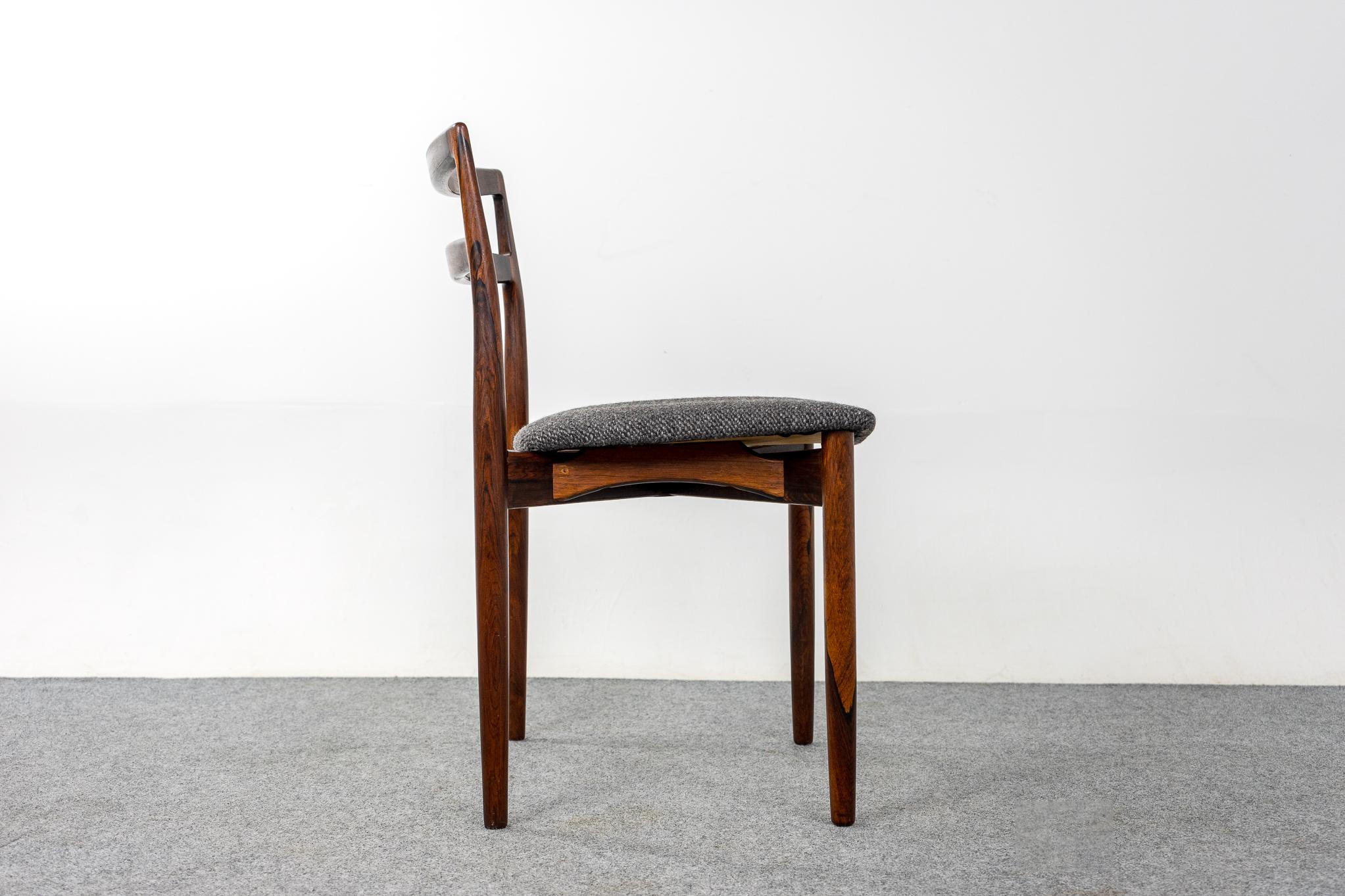 4 dänische Esszimmerstühle aus Rosenholz „Modell 61“, von Harry Ostergaard, Mitte des Jahrhunderts (Mitte des 20. Jahrhunderts) im Angebot
