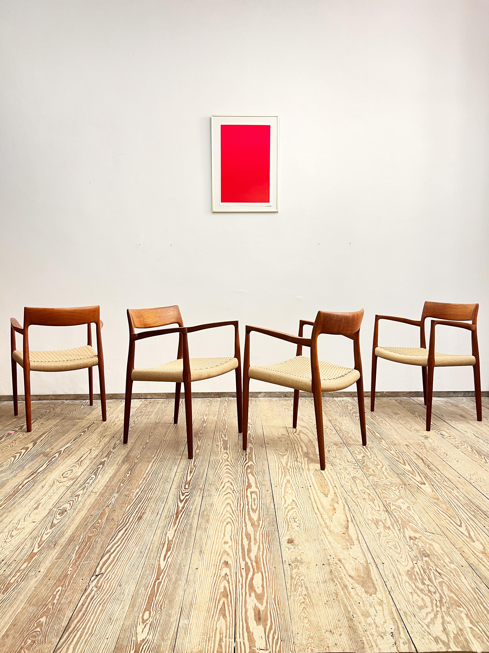 Dimensions: 56x66x80x44cm (Width x Depth x Height x Seat height)

This beautiful set of Danish dining chairs designed by Niels O. Møller in the 1950s was manufactured by J.L. Møllers in Denmark. The set features 4 armrest chairs of Niels O.