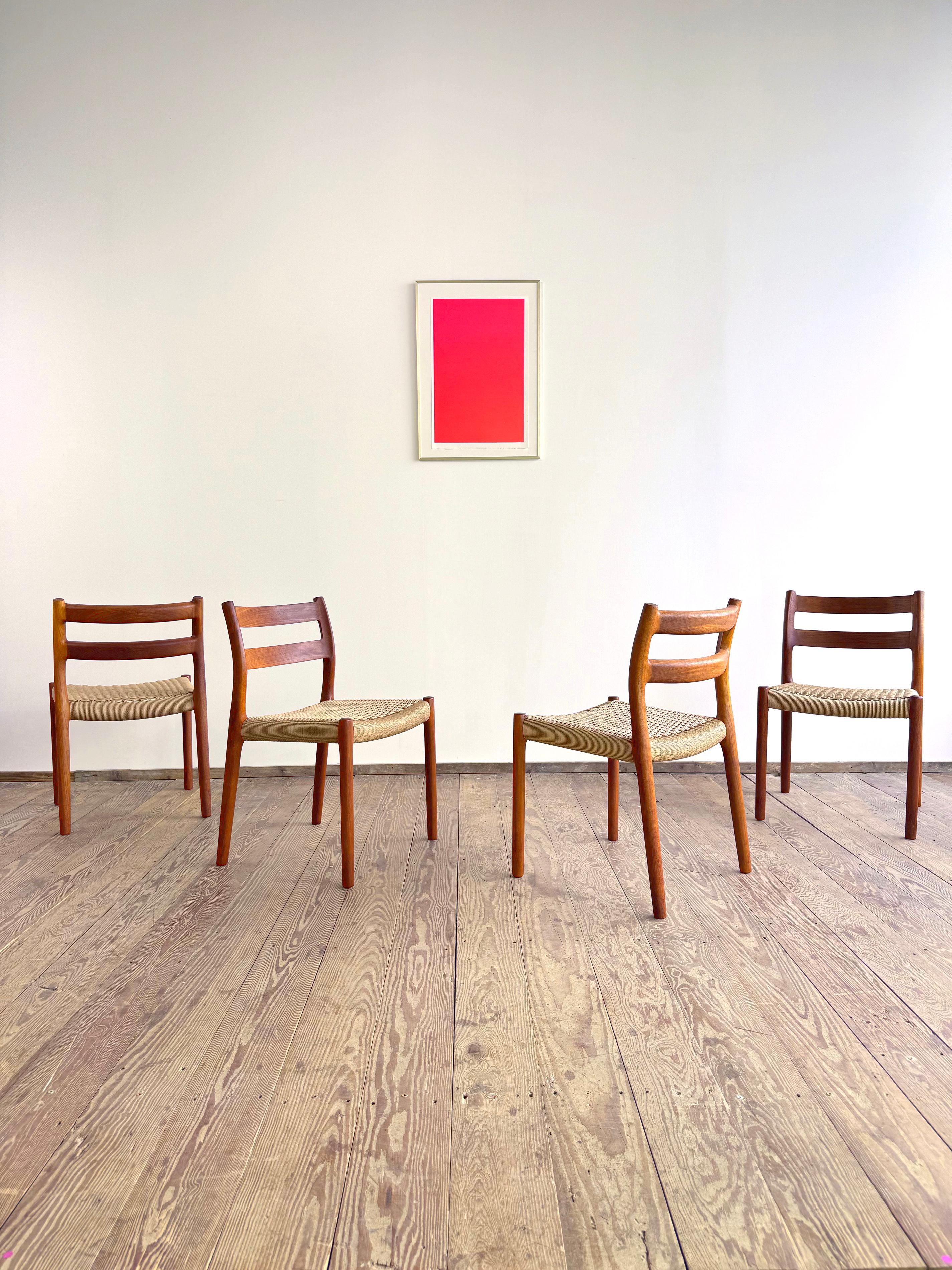 Maße: 50x50x79x 44cm (Breite x Tiefe x Höhe x Sitzhöhe)

Skandinavisches vintage Stuhlset entworfen von Nils O. Møller für J.L. Møllers.  Das Set besteht aus vier seltenen Mid Century Modern Design Stühlen der Reihe #84 mit Geflecht aus dänischer