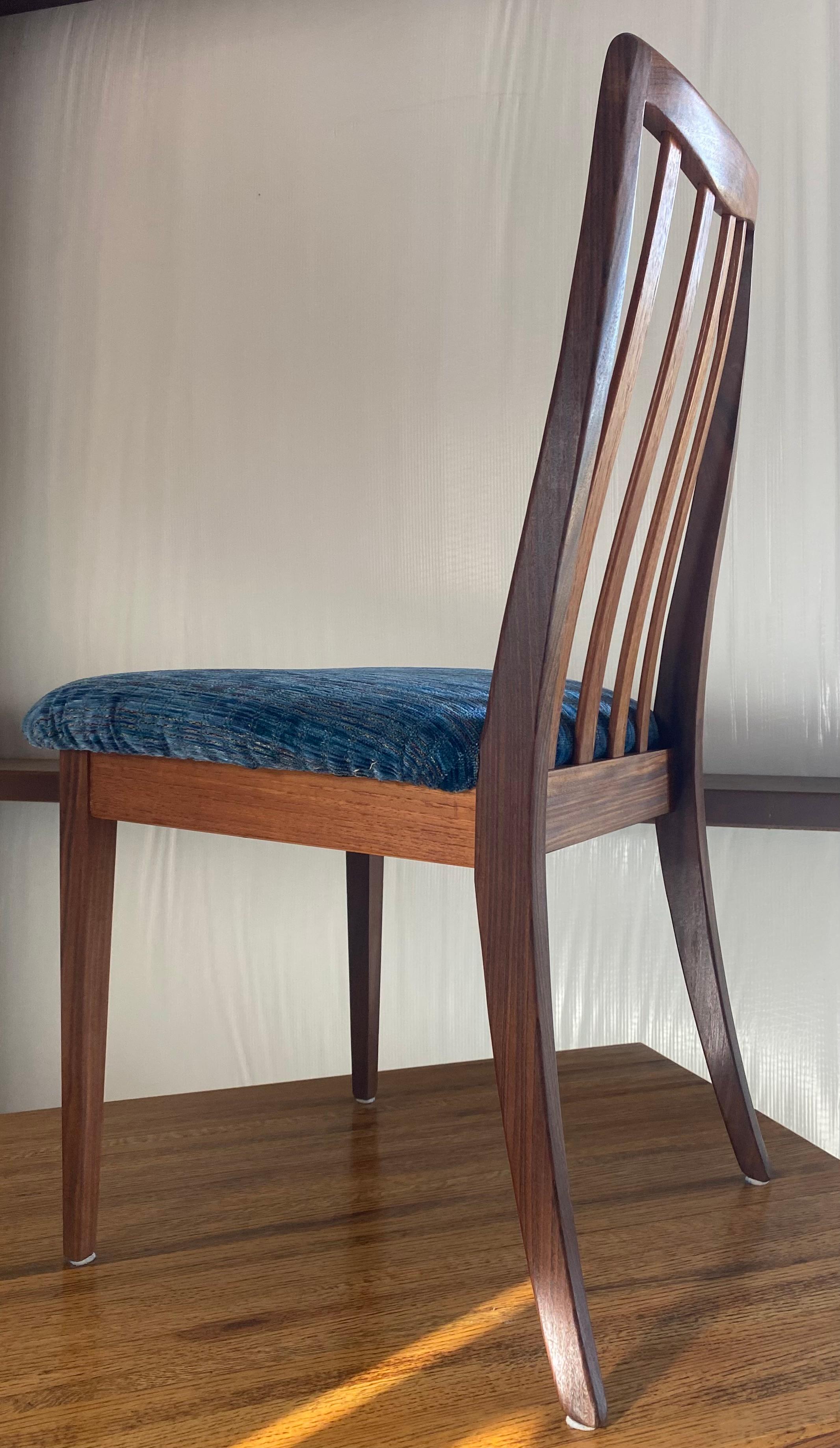 (4) Chaises de salle à manger modernes danoises Nouveau rembourrage en vente 4
