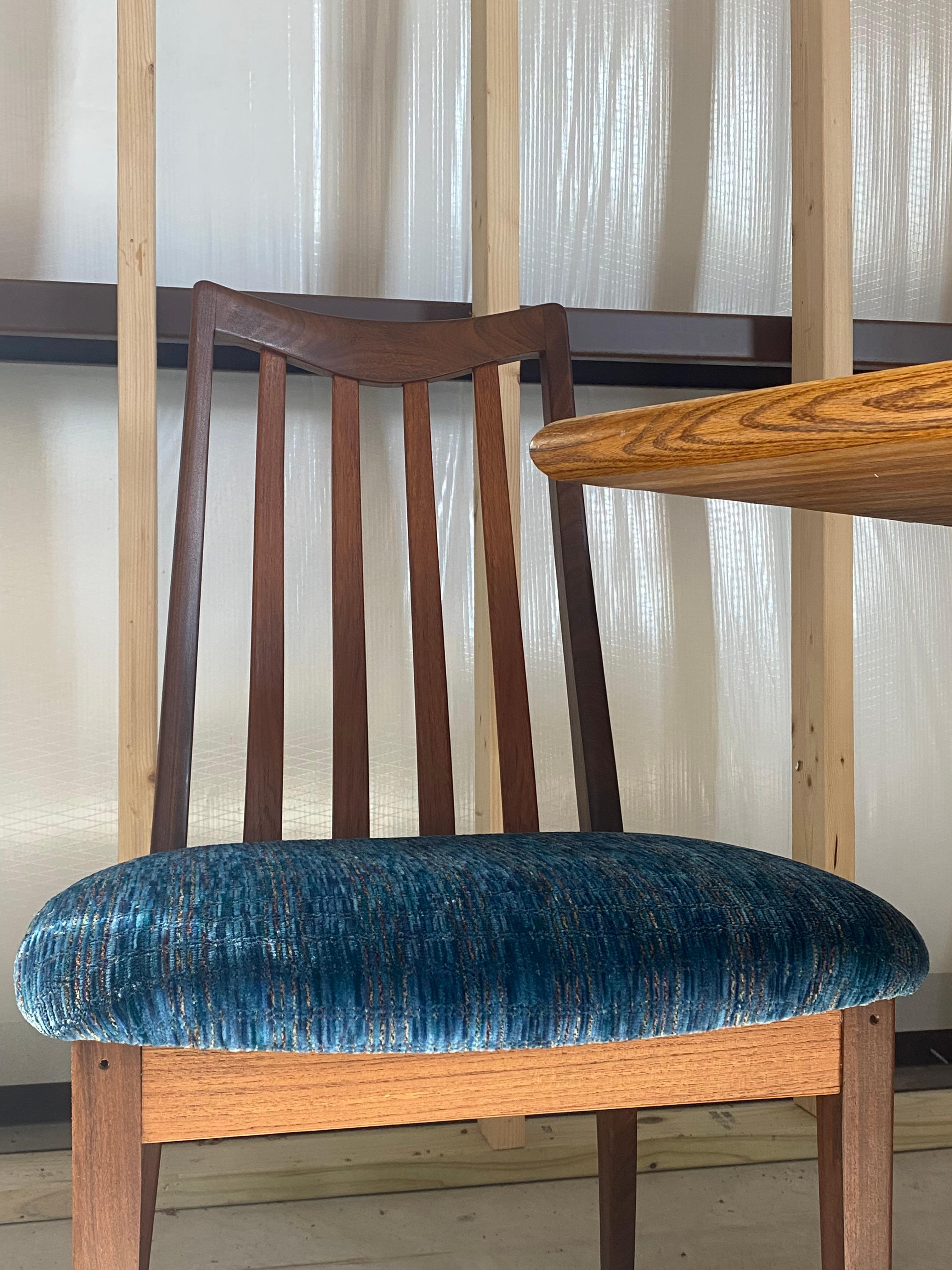 (4) Chaises de salle à manger modernes danoises Nouveau rembourrage en vente 5