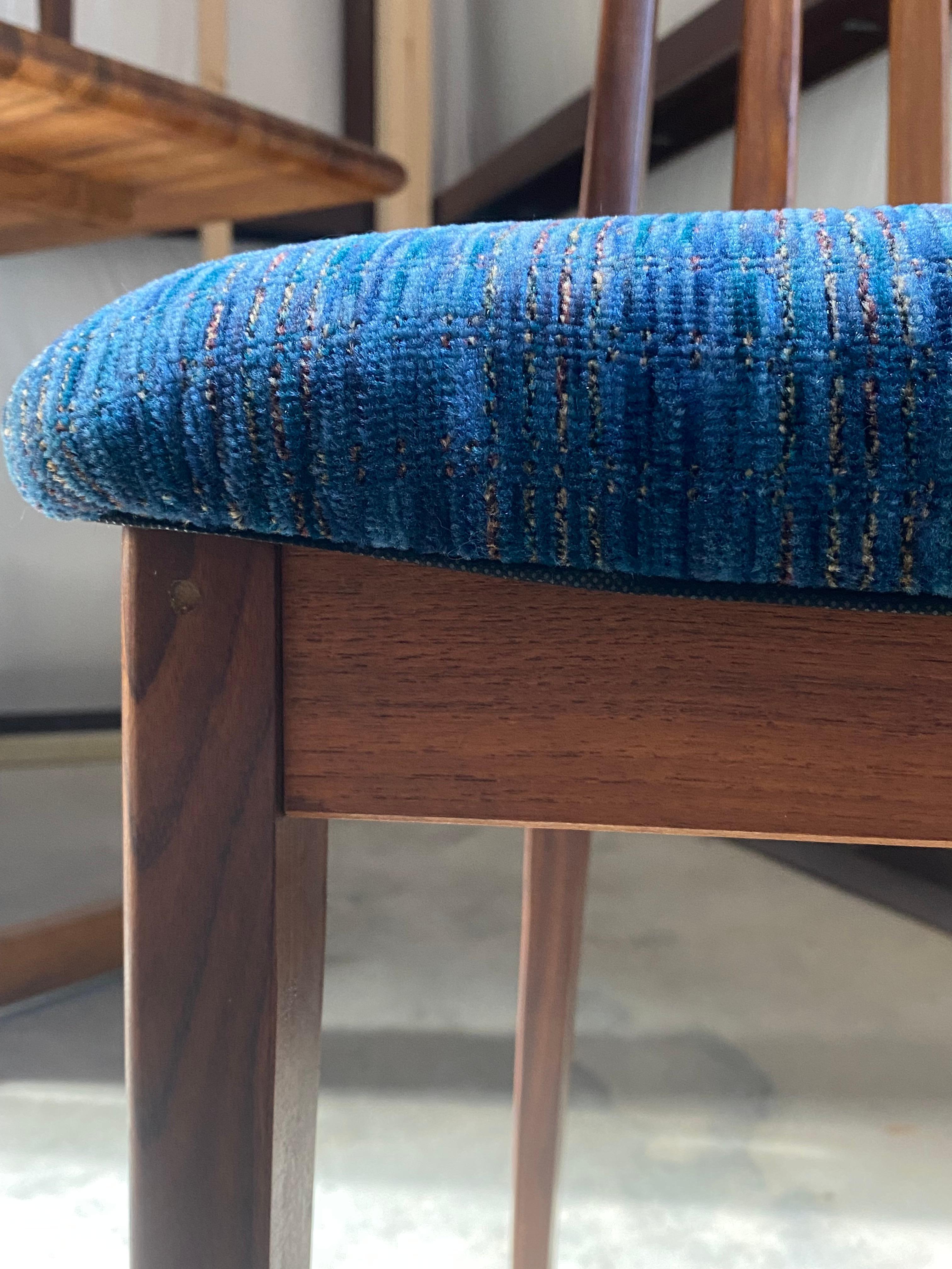 (4) Chaises de salle à manger modernes danoises Nouveau rembourrage en vente 6