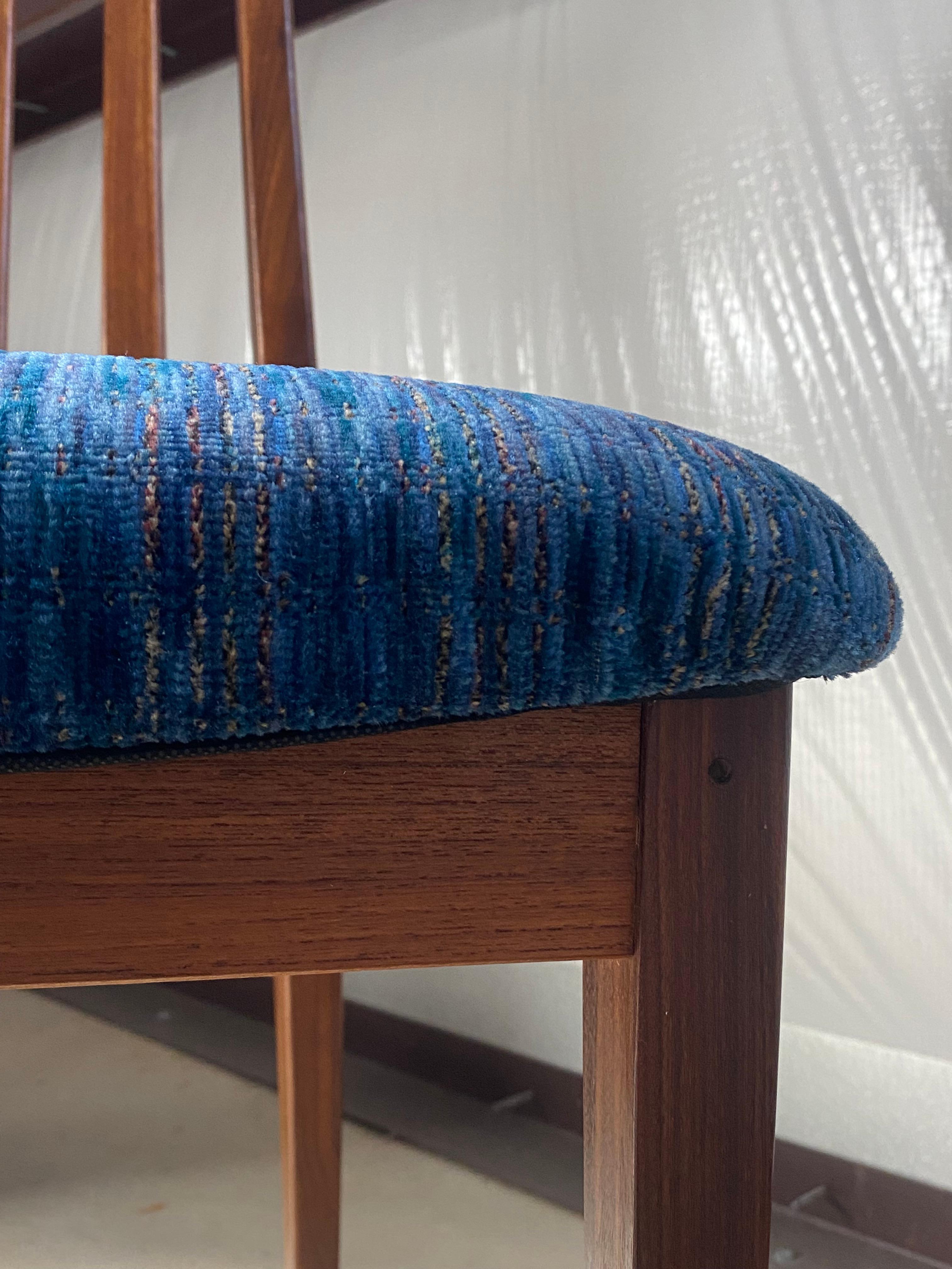 (4) Chaises de salle à manger modernes danoises Nouveau rembourrage en vente 7