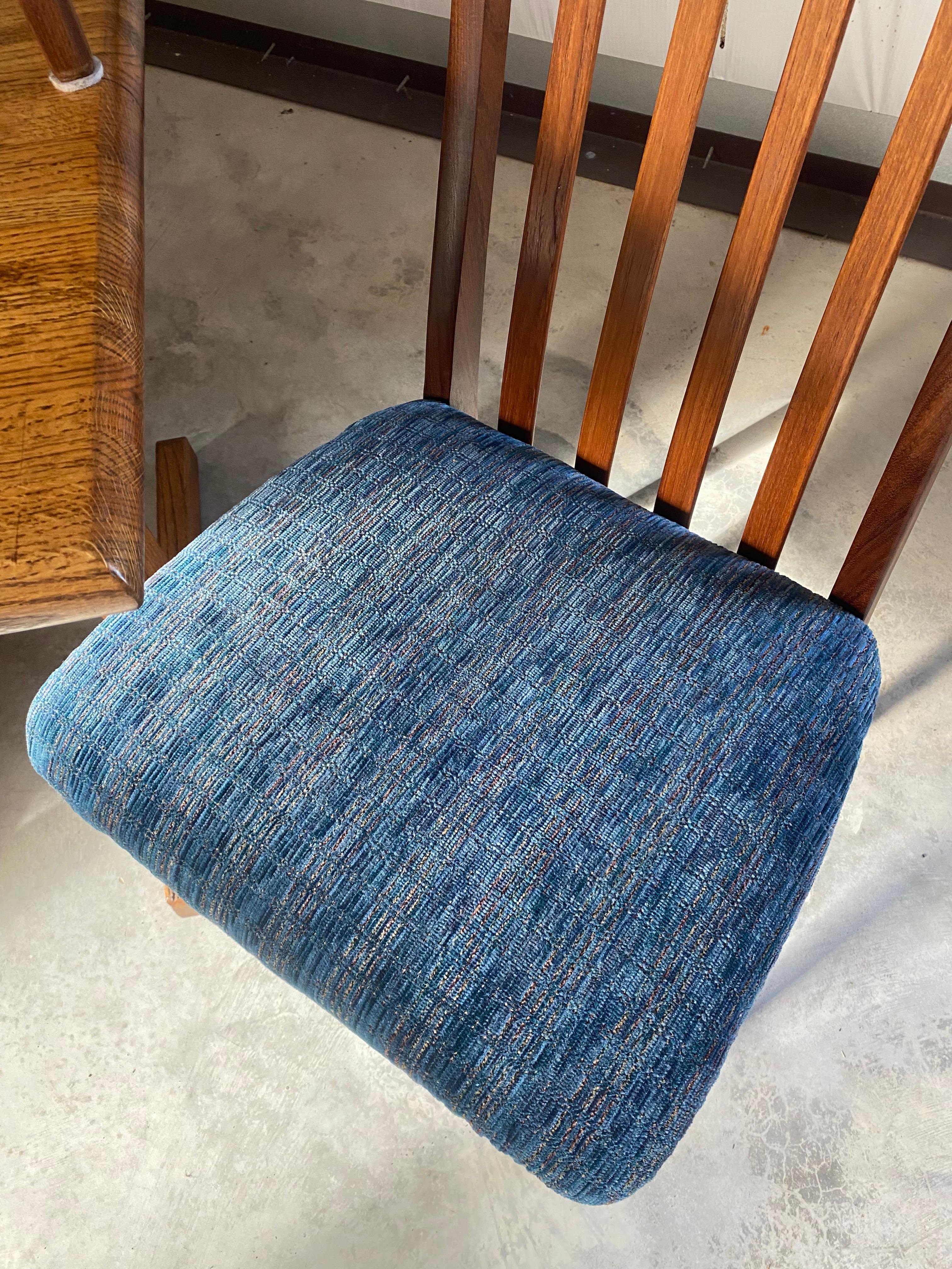 (4) Chaises de salle à manger modernes danoises Nouveau rembourrage en vente 8