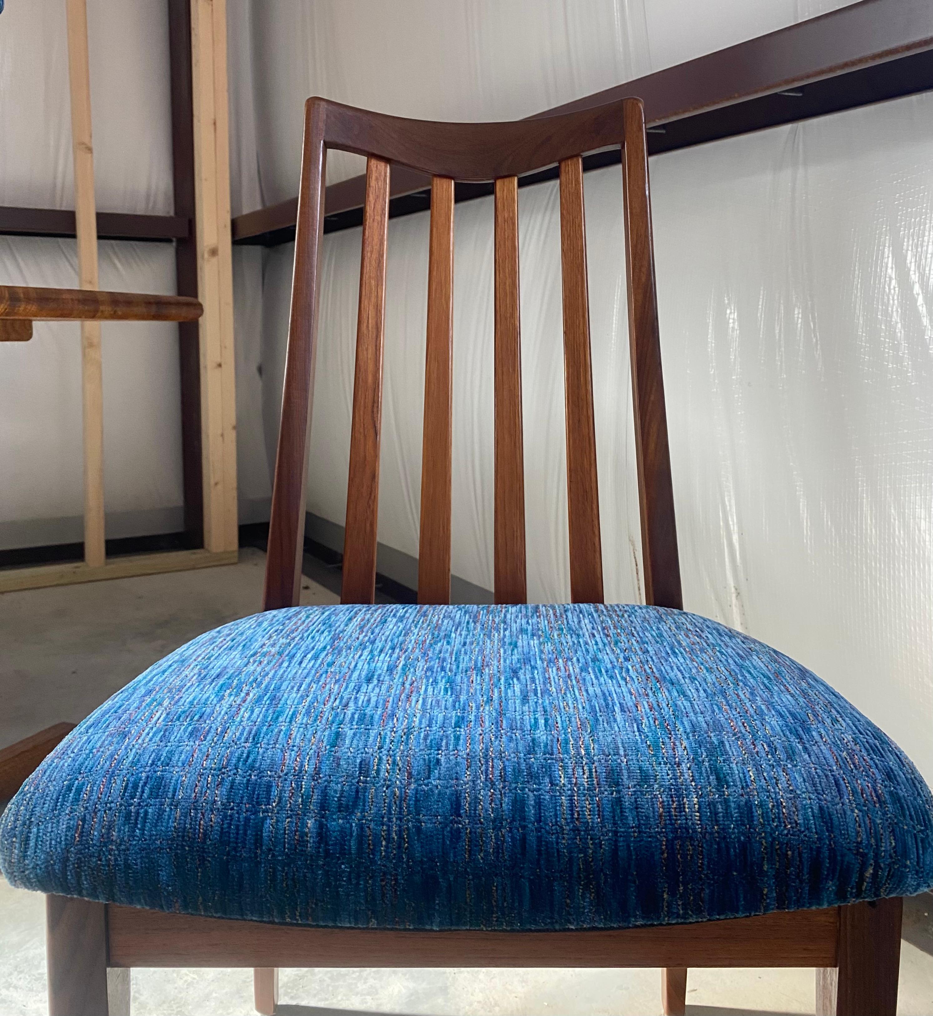 (4) Chaises de salle à manger modernes danoises Nouveau rembourrage en vente 10
