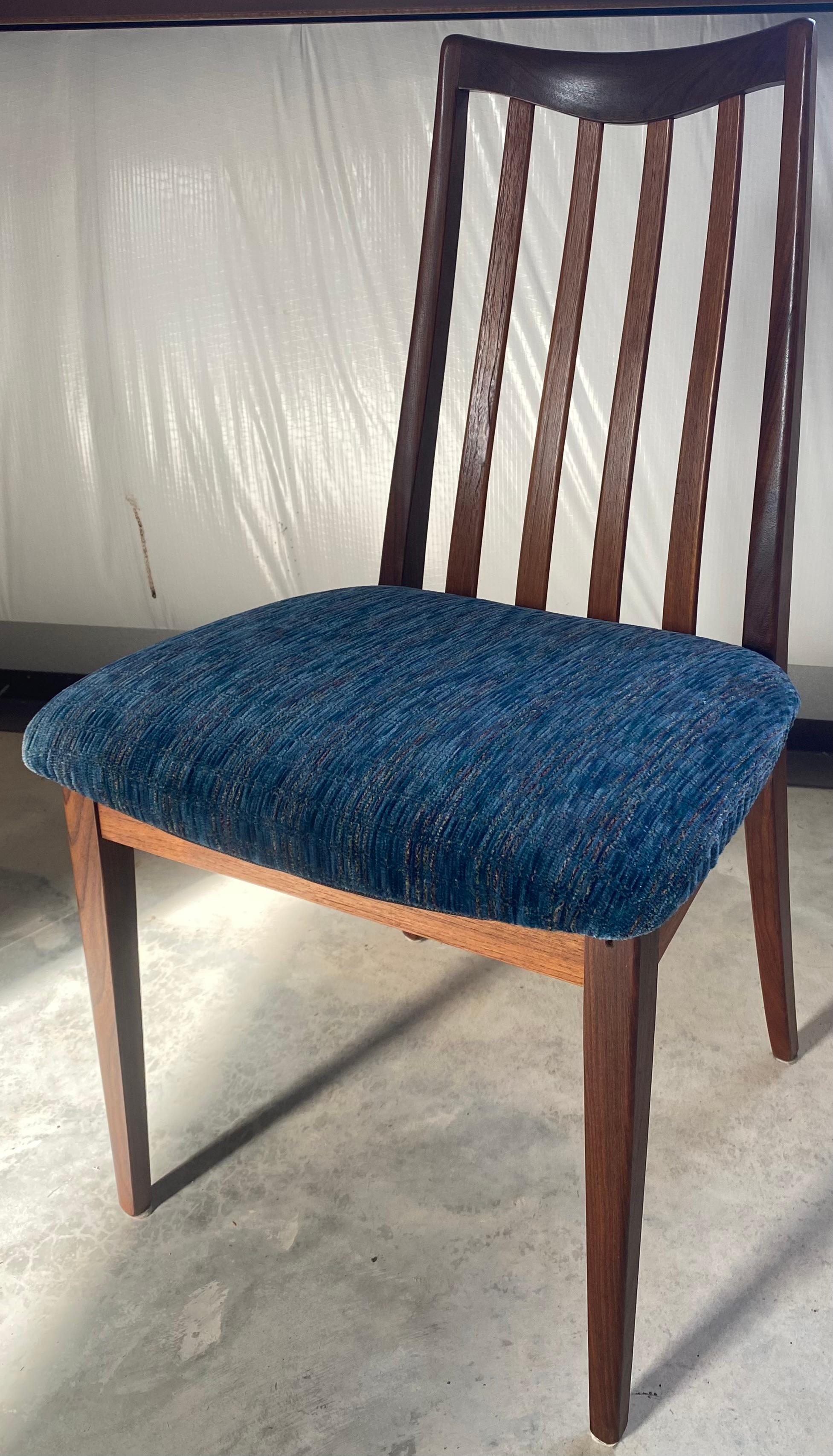(4) Chaises de salle à manger modernes danoises Nouveau rembourrage en vente 11