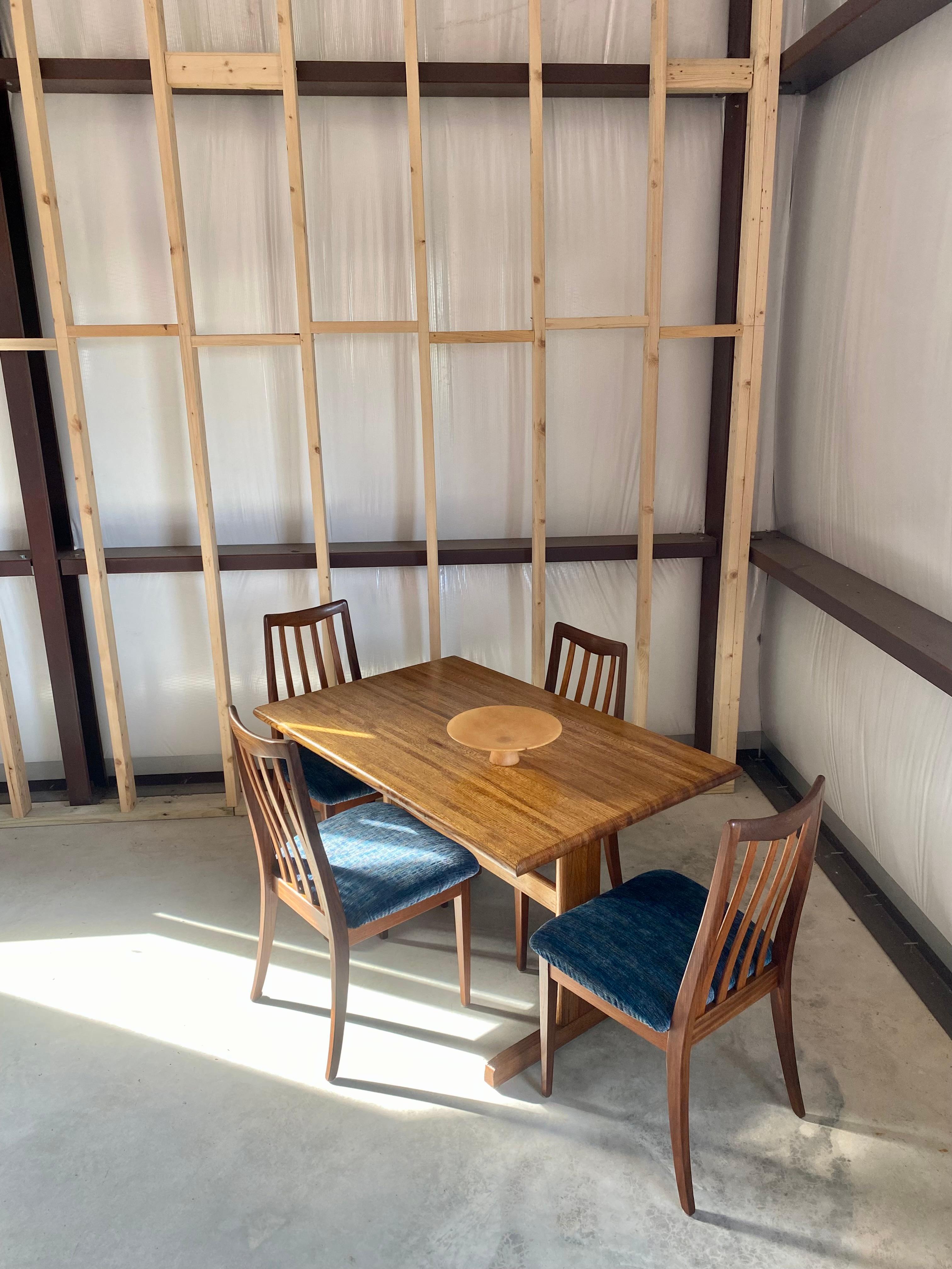Mid-Century Modern (4) Chaises de salle à manger modernes danoises Nouveau rembourrage en vente