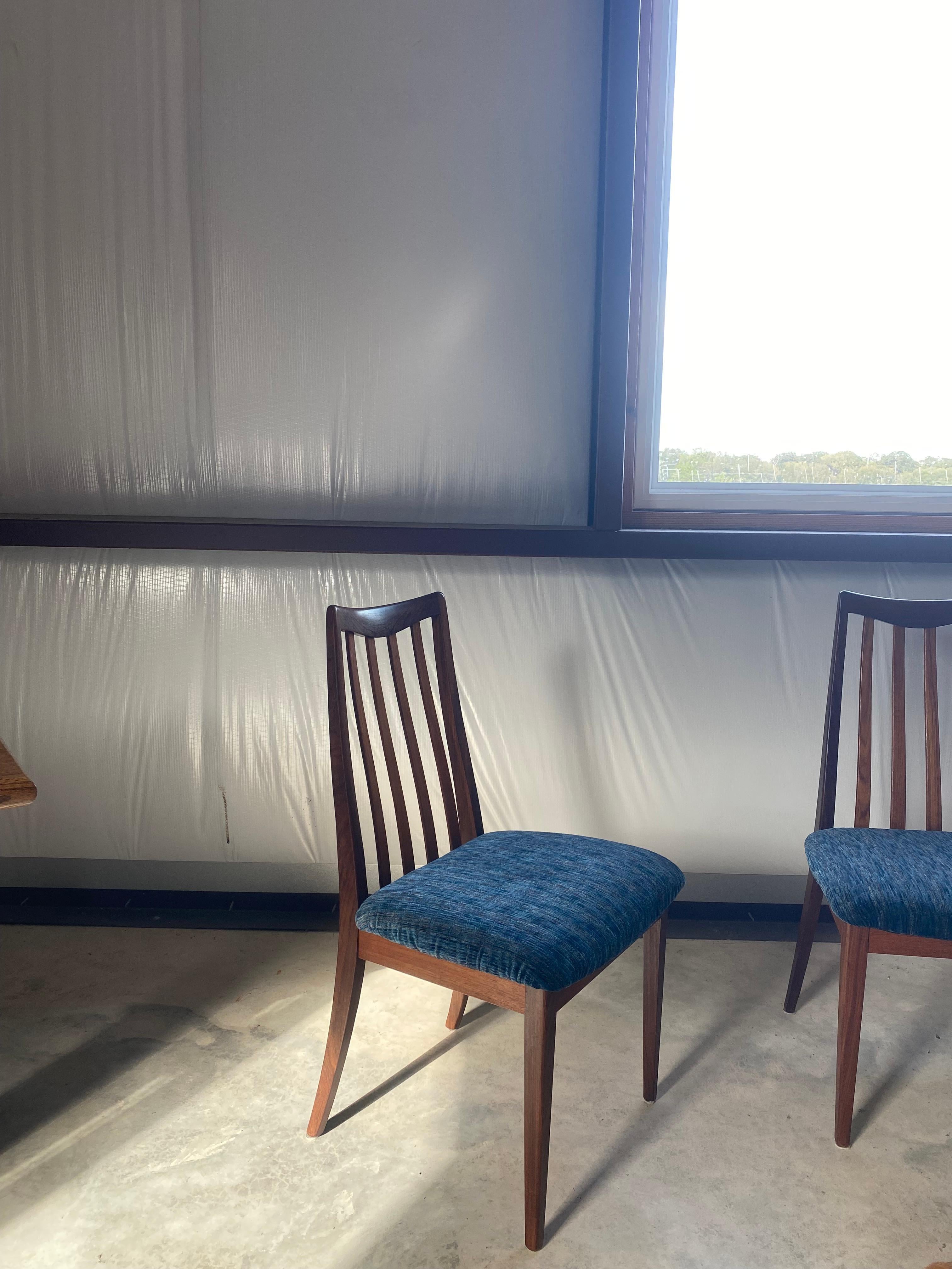 20ième siècle (4) Chaises de salle à manger modernes danoises Nouveau rembourrage en vente
