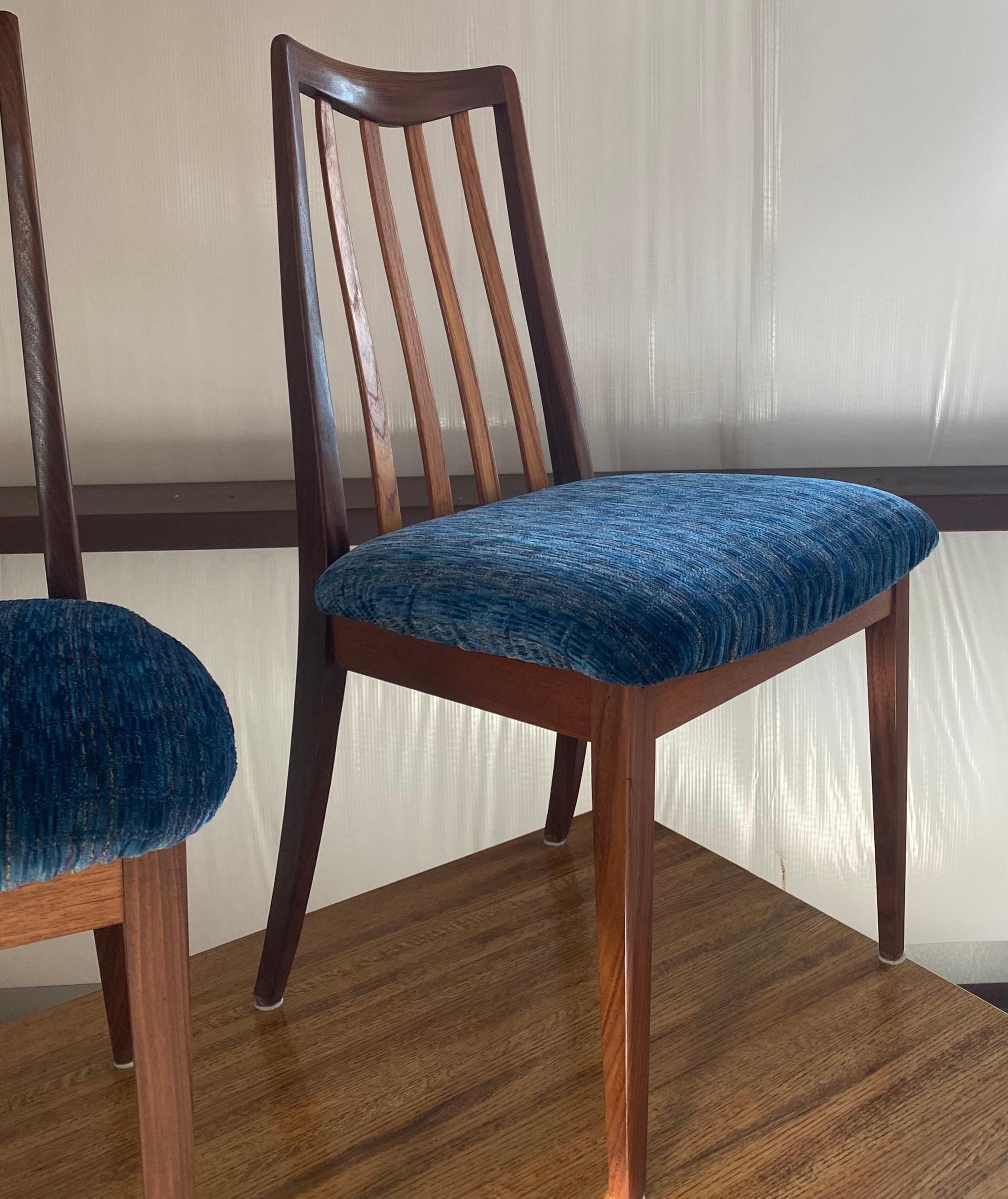 (4) Chaises de salle à manger modernes danoises Nouveau rembourrage en vente 1