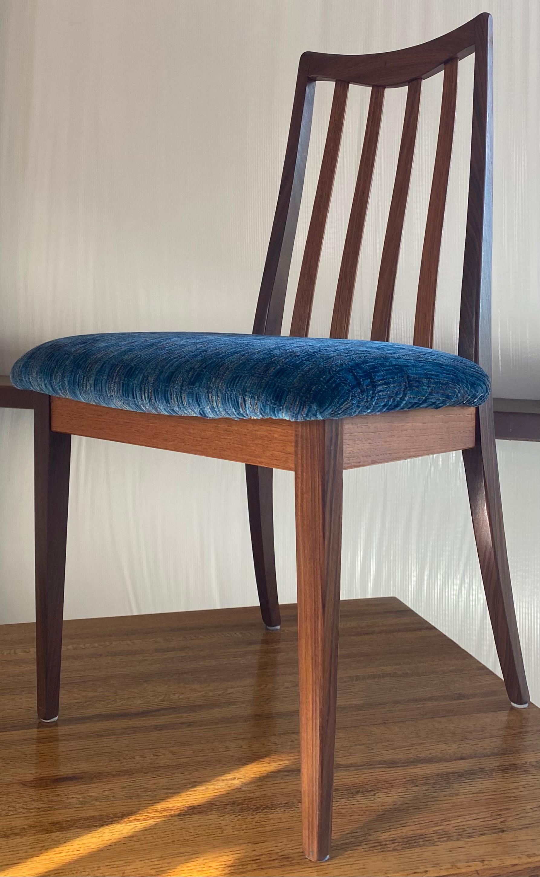 (4) Chaises de salle à manger modernes danoises Nouveau rembourrage en vente 2