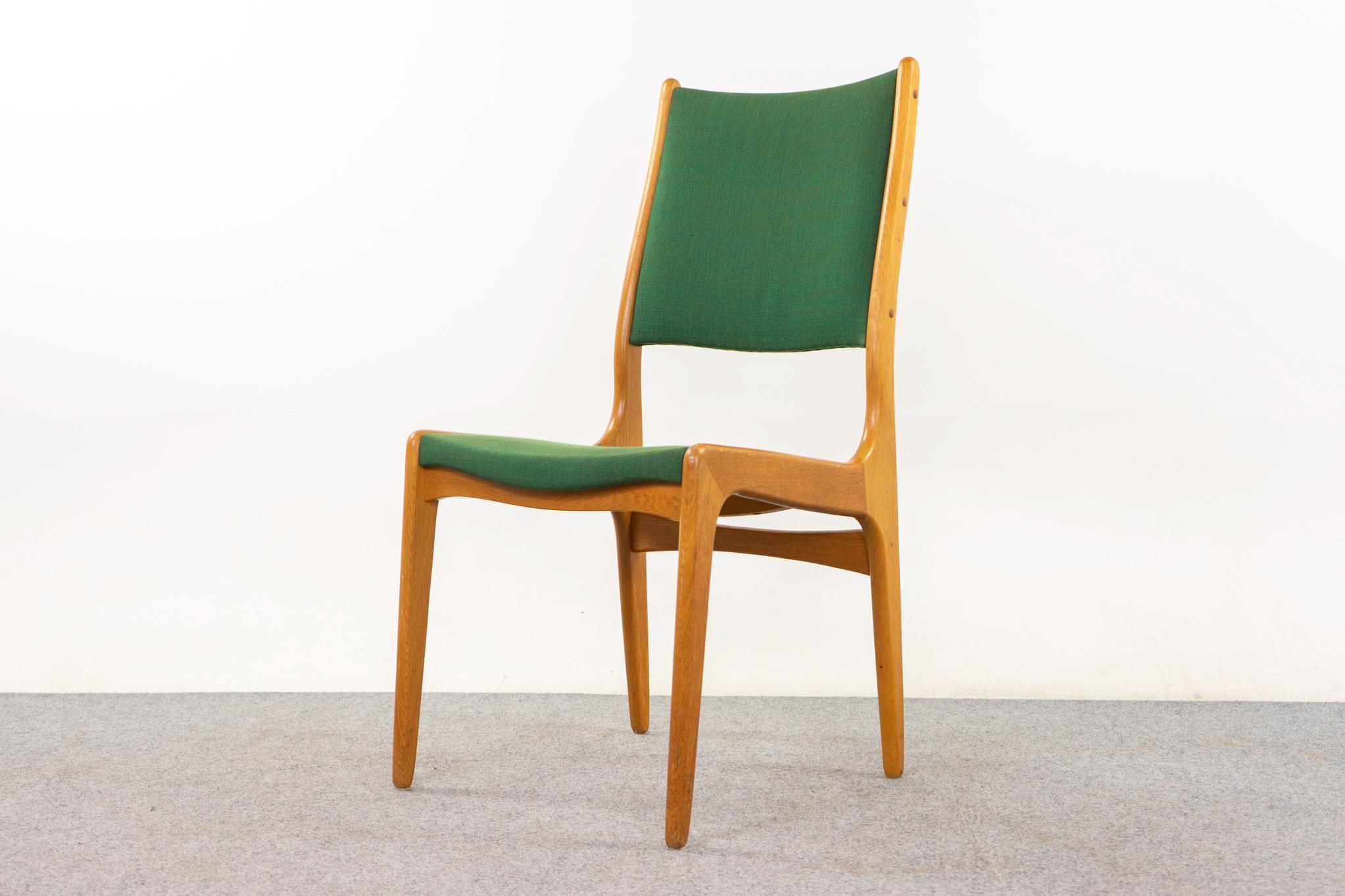 Sedie da pranzo danesi in Oak, anni '60 circa. Profilo moderno ed elegante con schienale confortevole e di sostegno. Tappezzeria originale con usura.

Un articolo non restaurato con la possibilità di acquistarlo in condizioni restaurate con un