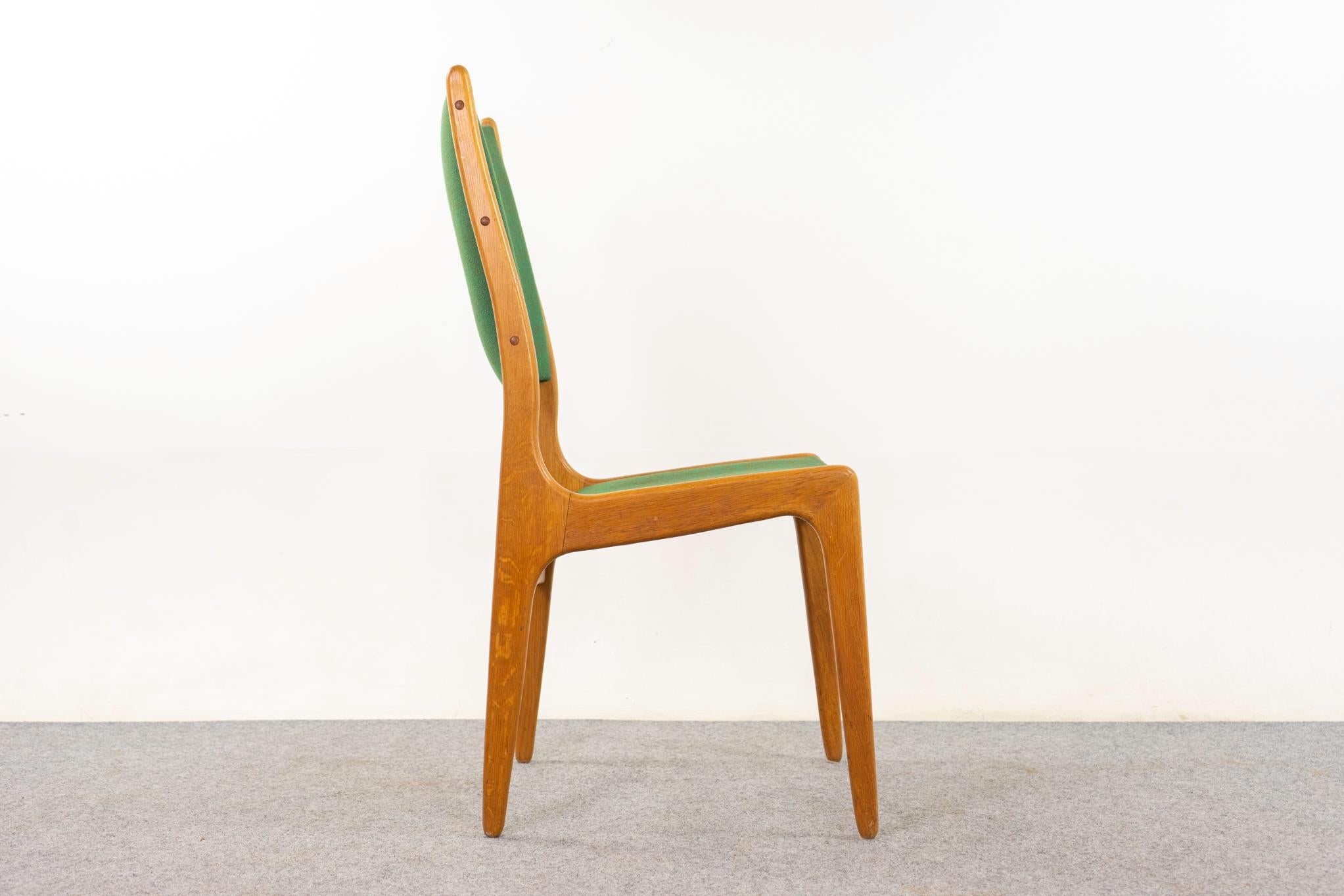 Metà XX secolo 4 Sedie da pranzo moderne danesi in Oak in vendita