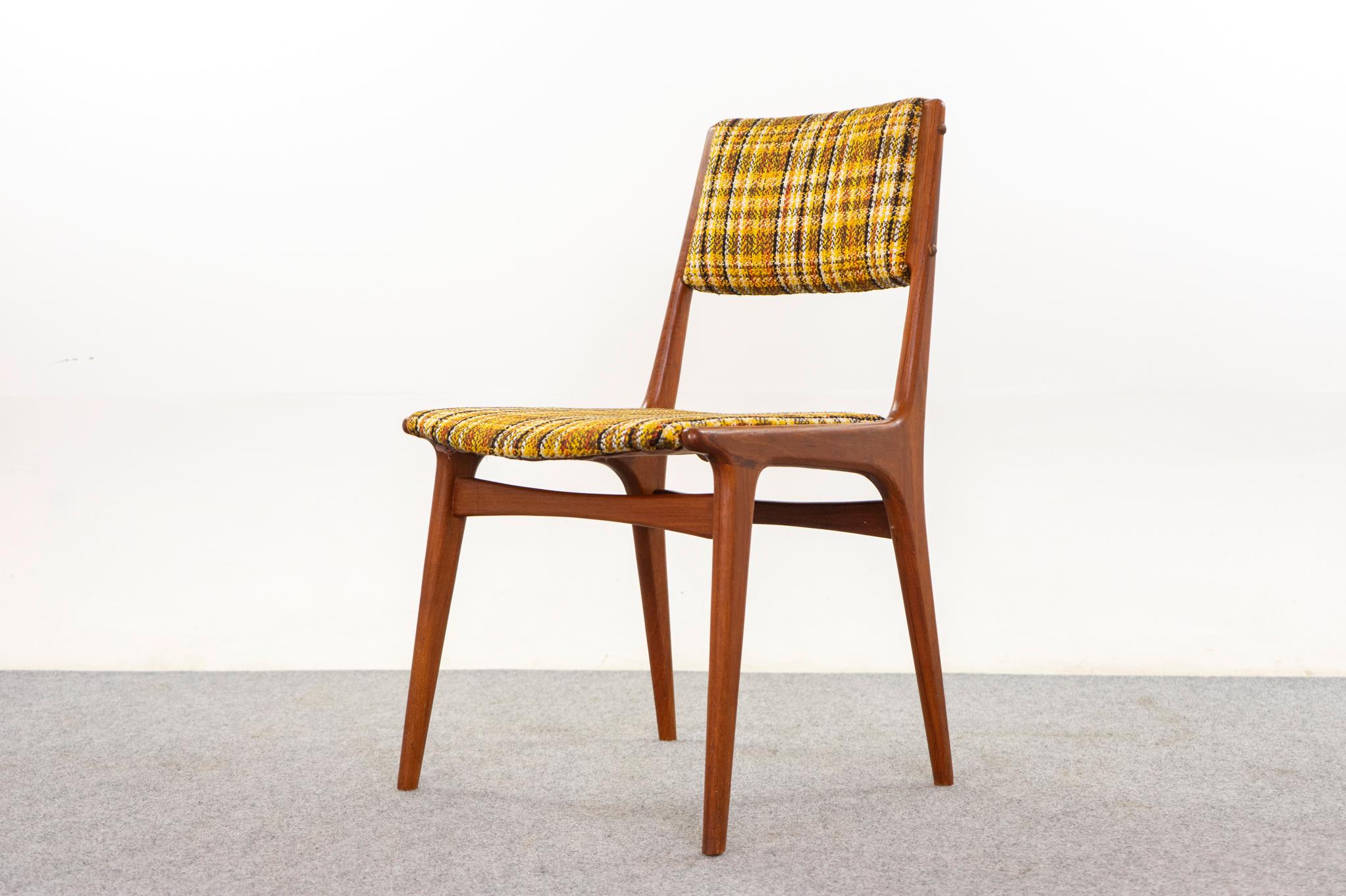 Chaises de salle à manger modernes danoises en teck, vers les années 1960. Cadres solides aux tons chauds avec de belles lignes et des barres transversales en nœud papillon. Sellerie d'origine en tweed en très bon état.