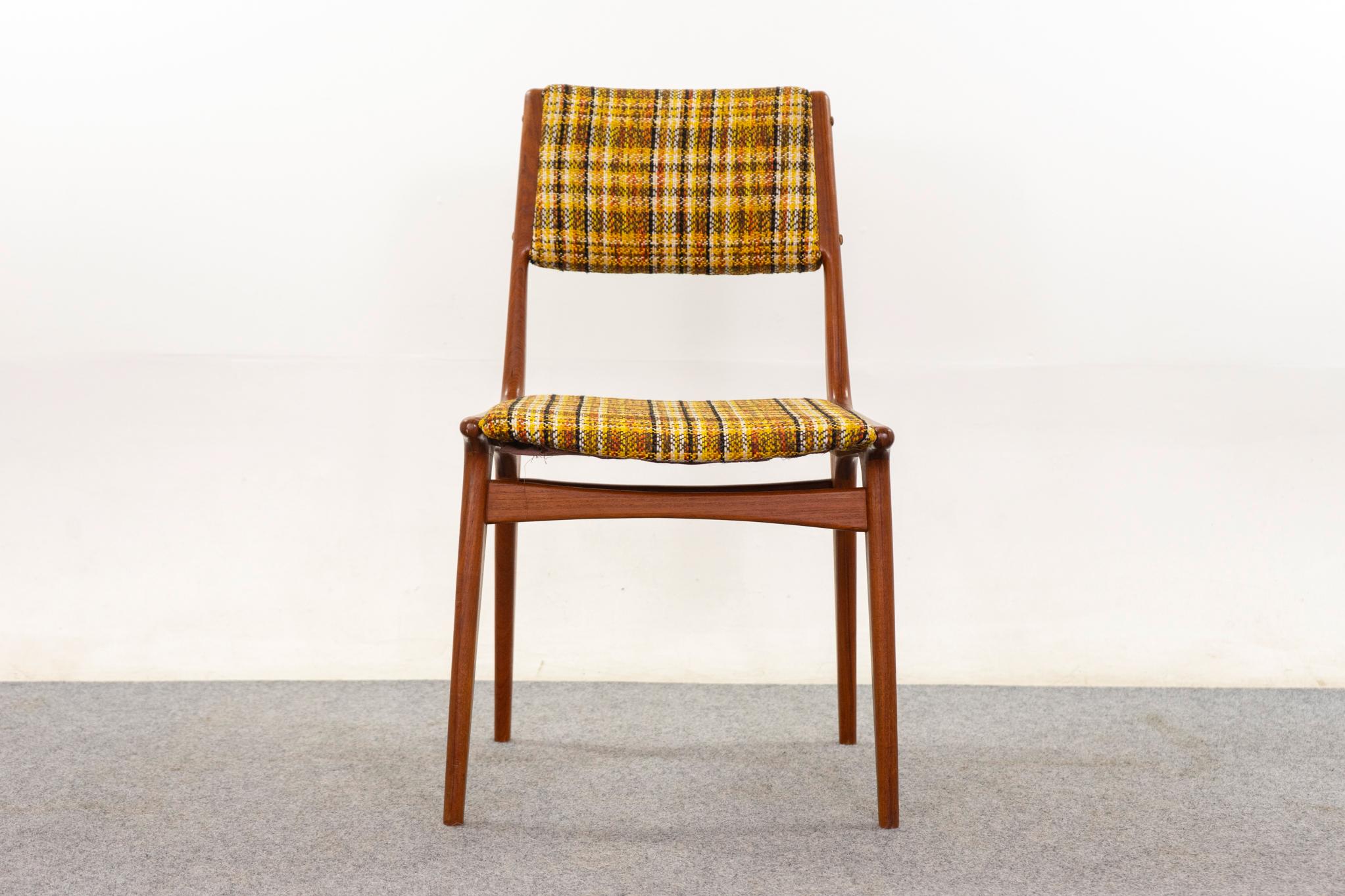 Scandinave moderne 4 chaises de salle à manger danoises en The Modernity en vente