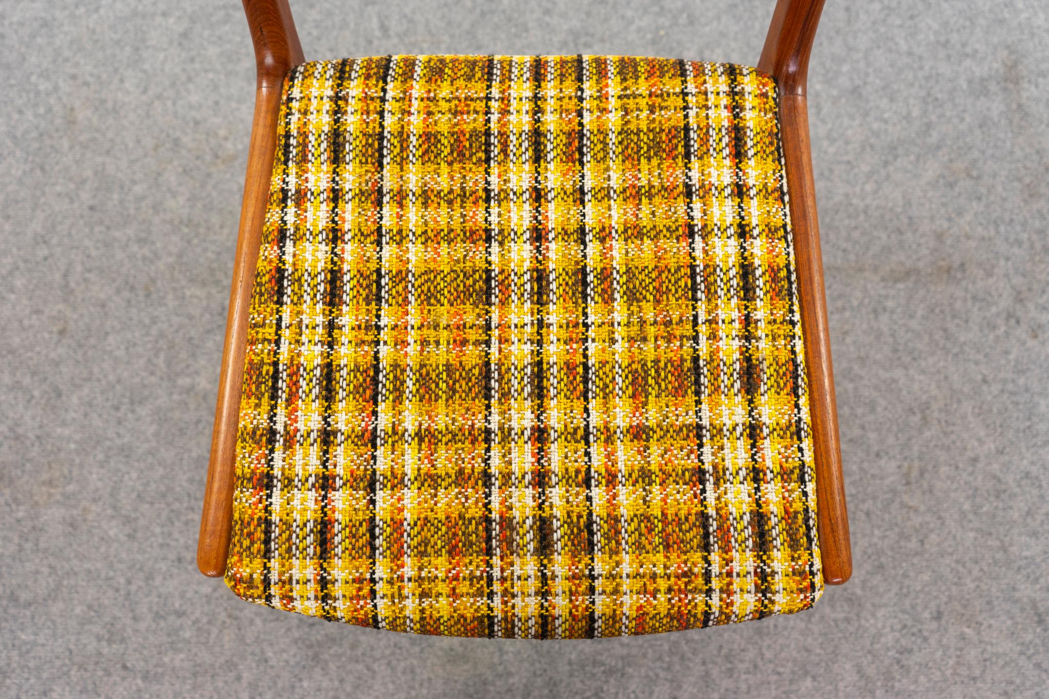 Milieu du XXe siècle 4 chaises de salle à manger danoises en The Modernity en vente