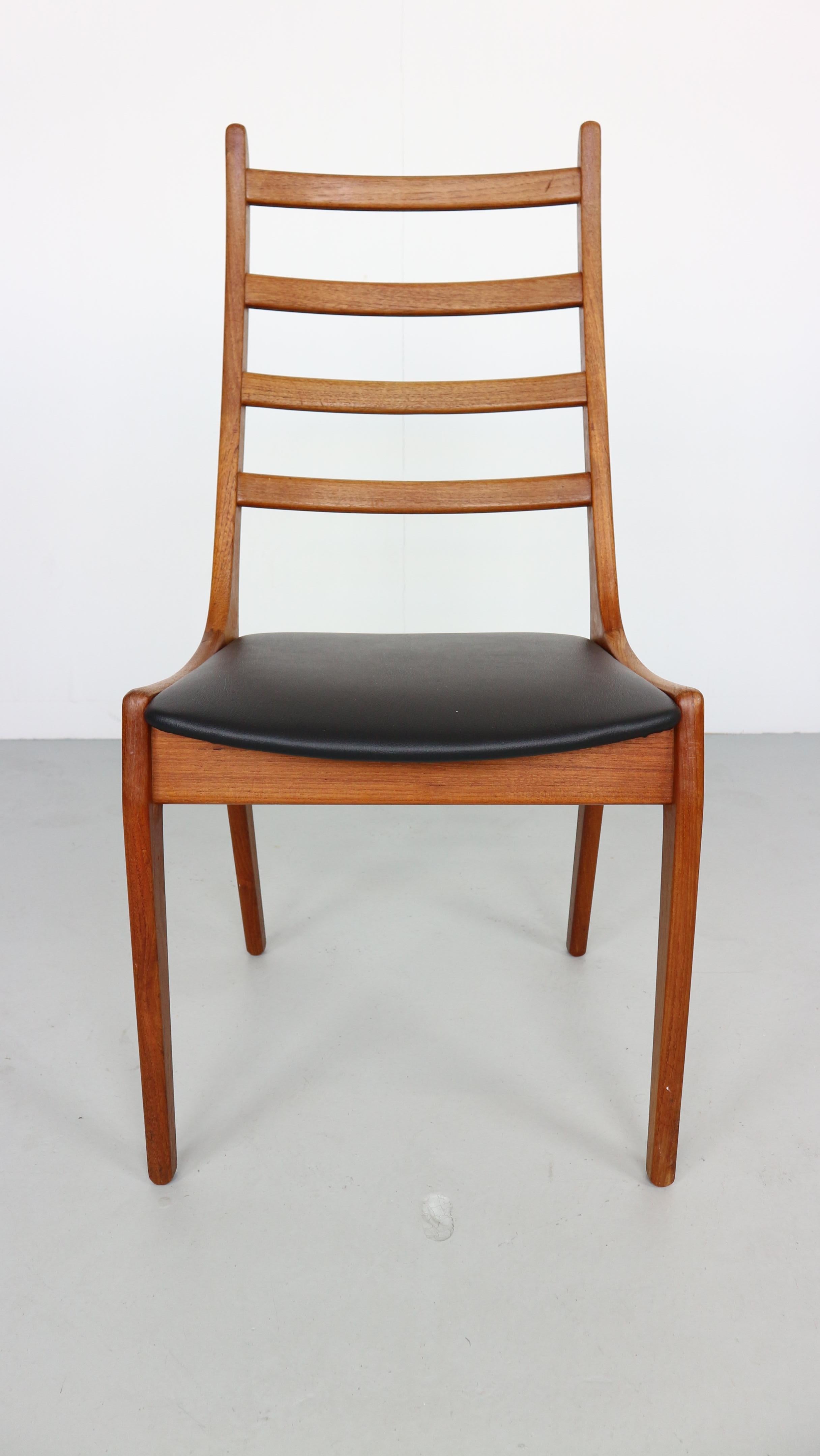 These stunning midcentury dining chairs were crafted by high end Danish maker Korup Stolefabrik. Subtle features such as the finger grip joints are a great design feature and a tribute to the quality of construction. Seats are newly upholstered in