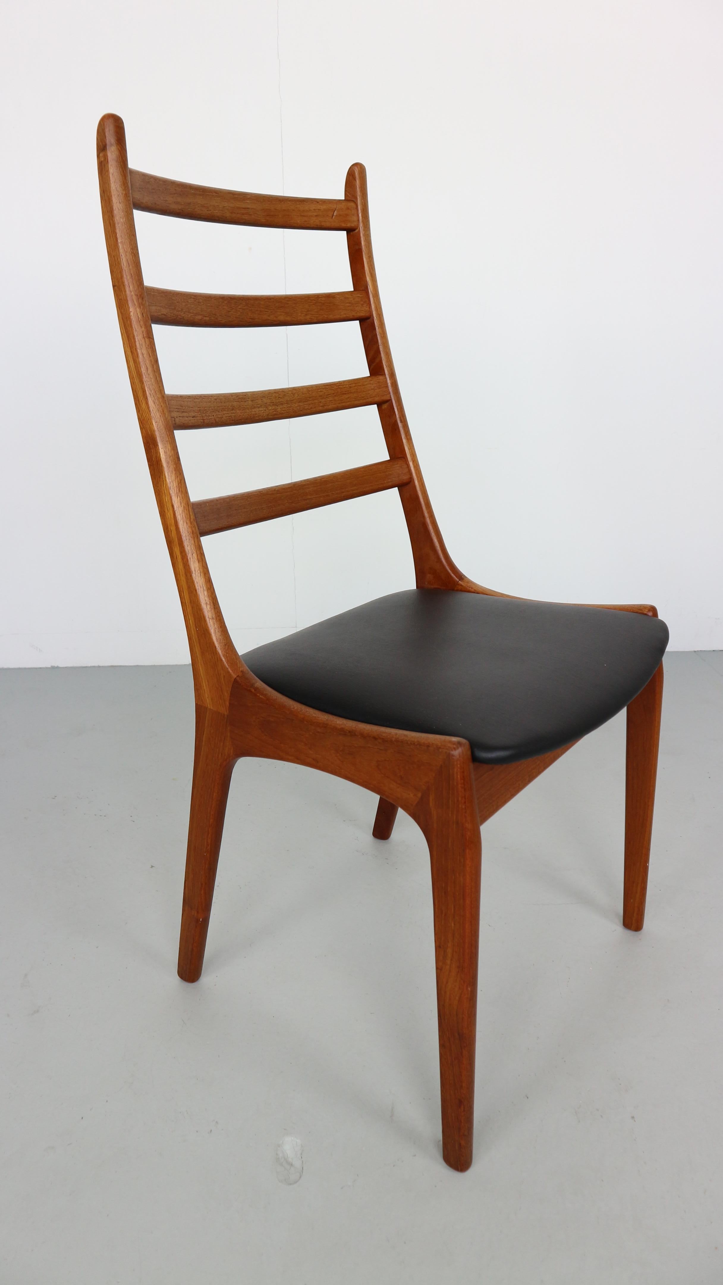 set of two Danish Modern Teak Ladder Back Dining Chairs by Kai Kristiansen In Good Condition In The Hague, NL