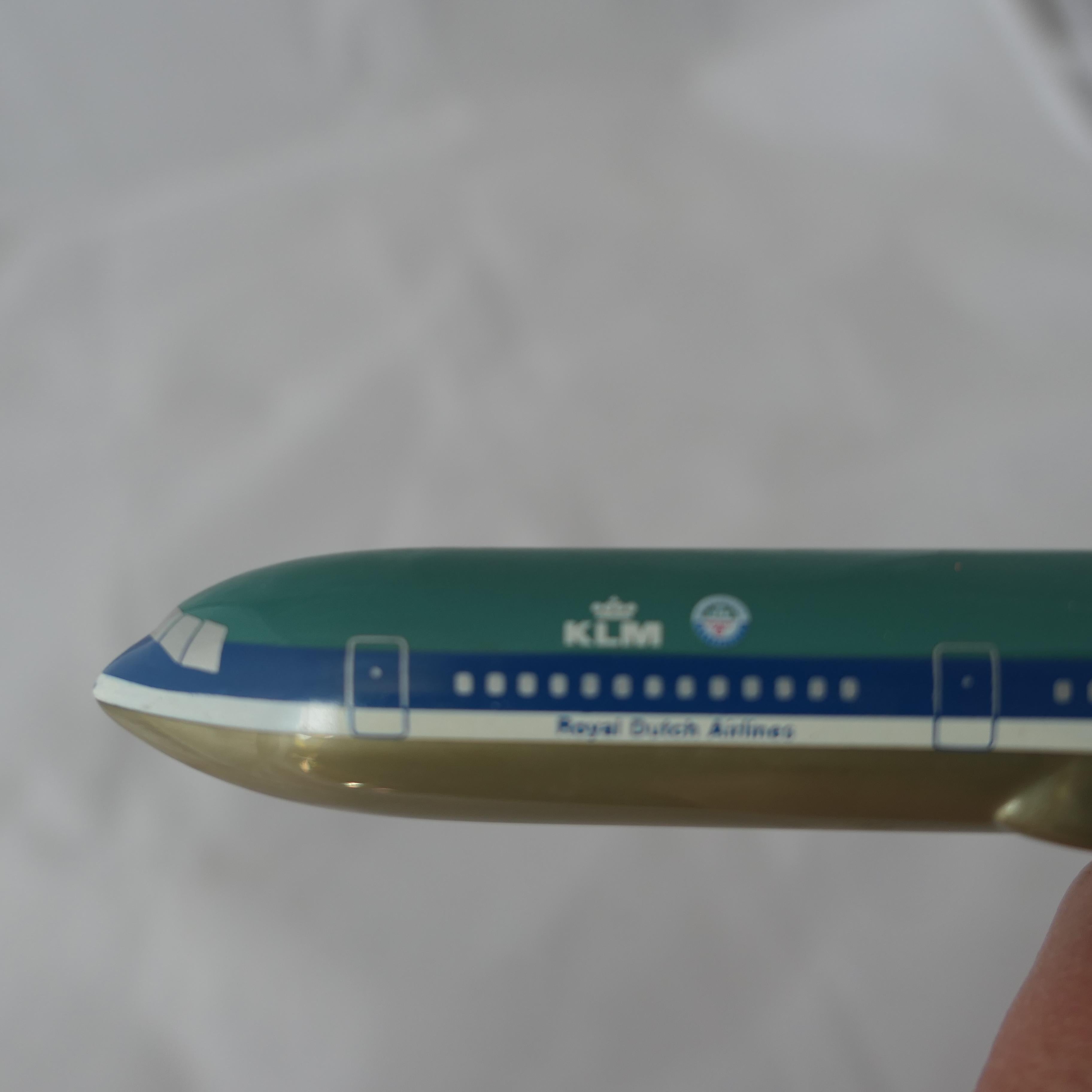 4 maquettes d'avion de bureau, KLM, Britannia, EvaAir et Emirates

Voici 4 morceaux de nostalgie aéronautique 
Vintage 
KLM Boeing 767-300 KLM
BRITANNIA 757-200
EVA AIR CARGO CARGO 
EMIRATES 777-200
Les modèles mesurent environ 5