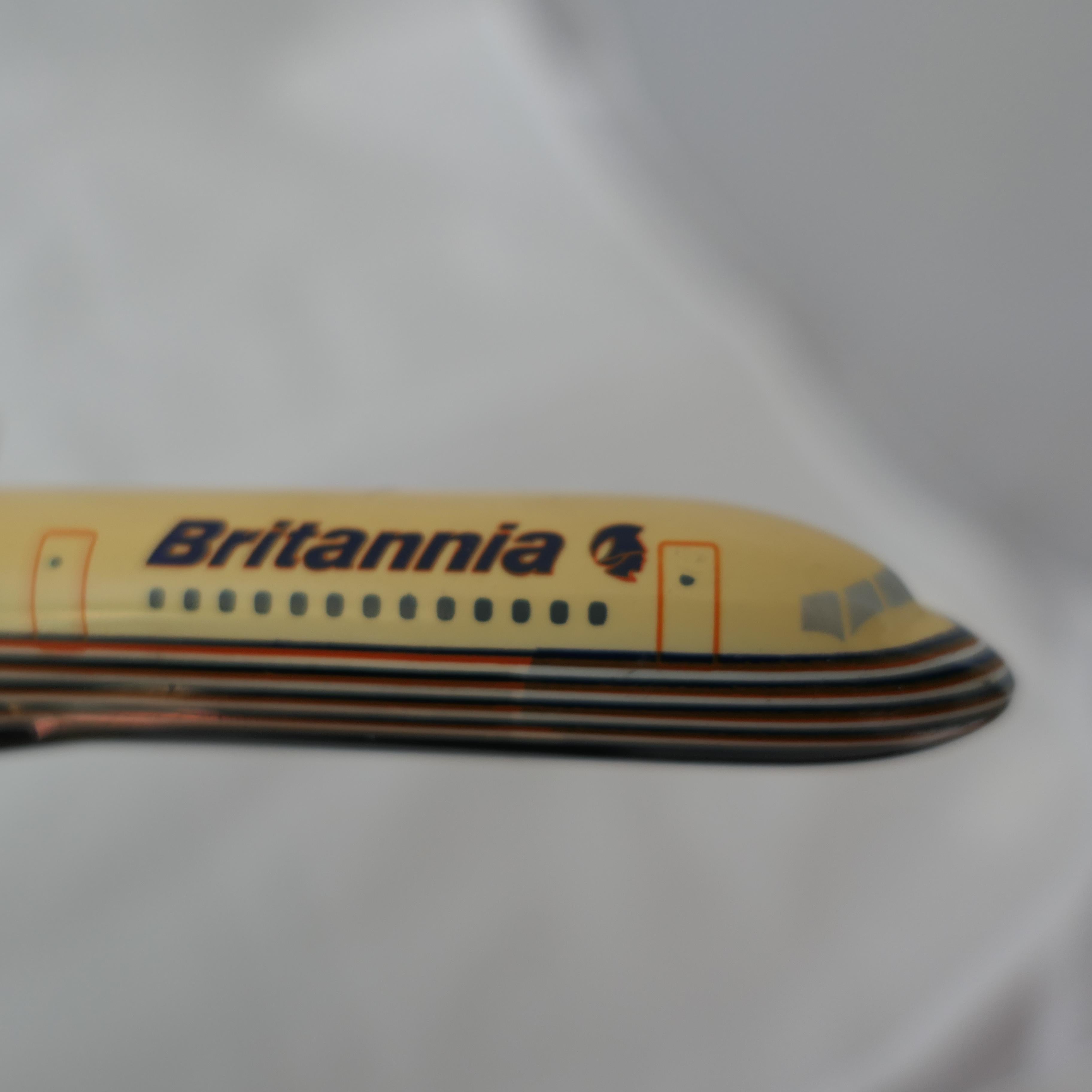 Milieu du XXe siècle 4 maquettes d'avion de bureau, KLM, Britannia, EvaAir et Emirates en vente