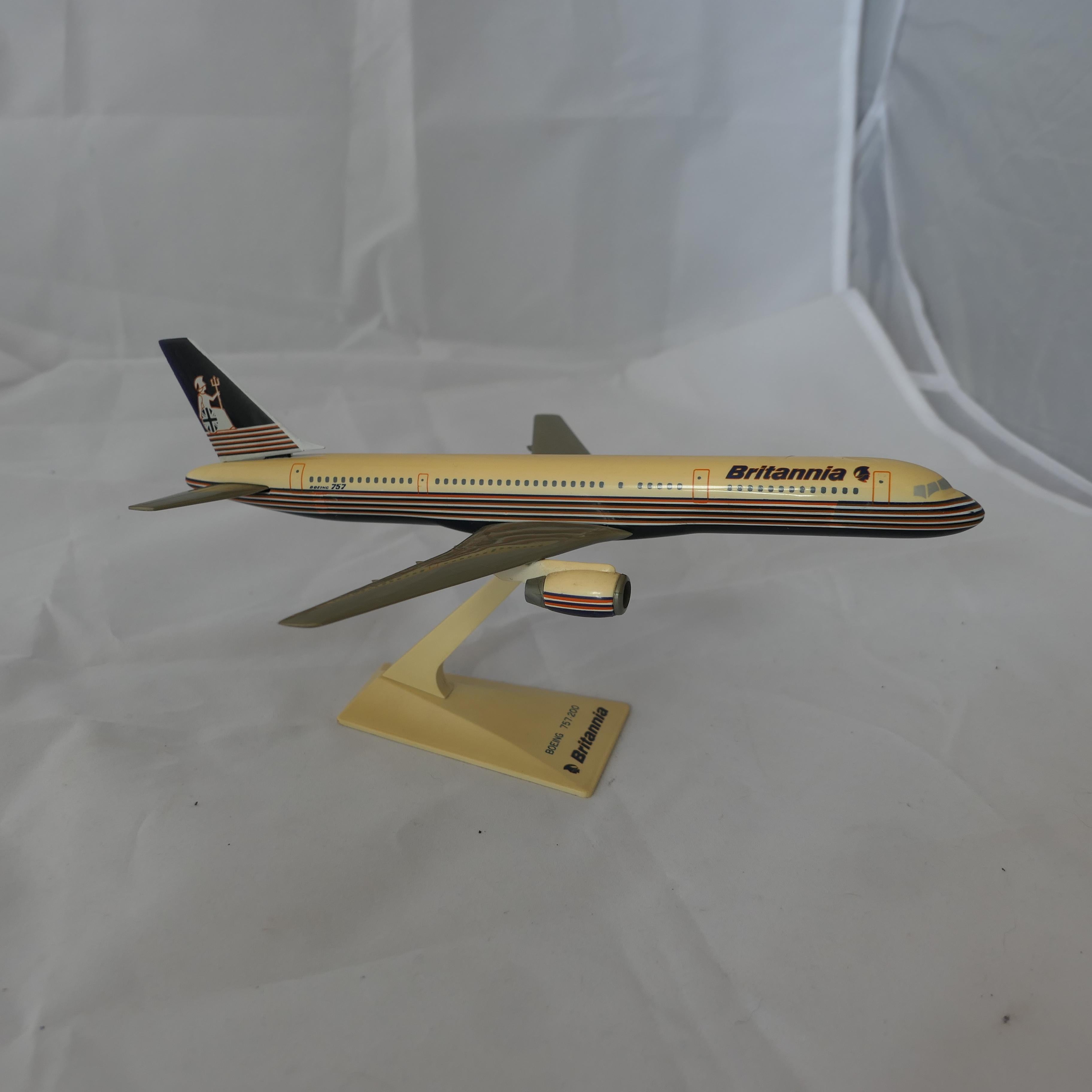 Plastique 4 maquettes d'avion de bureau, KLM, Britannia, EvaAir et Emirates en vente