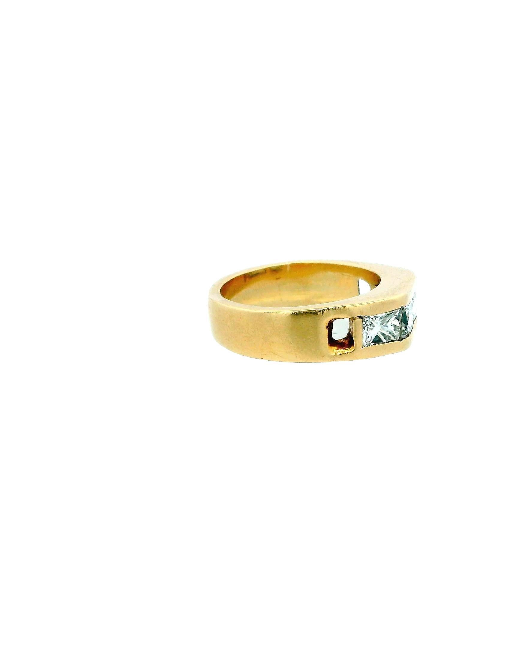 Elegant und zeitlos.

Mit weißen Diamanten im Mischschliff besetzt.

Gefertigt aus 14K Gelbgold.

21. Jahrhundert.

Größe - 5.