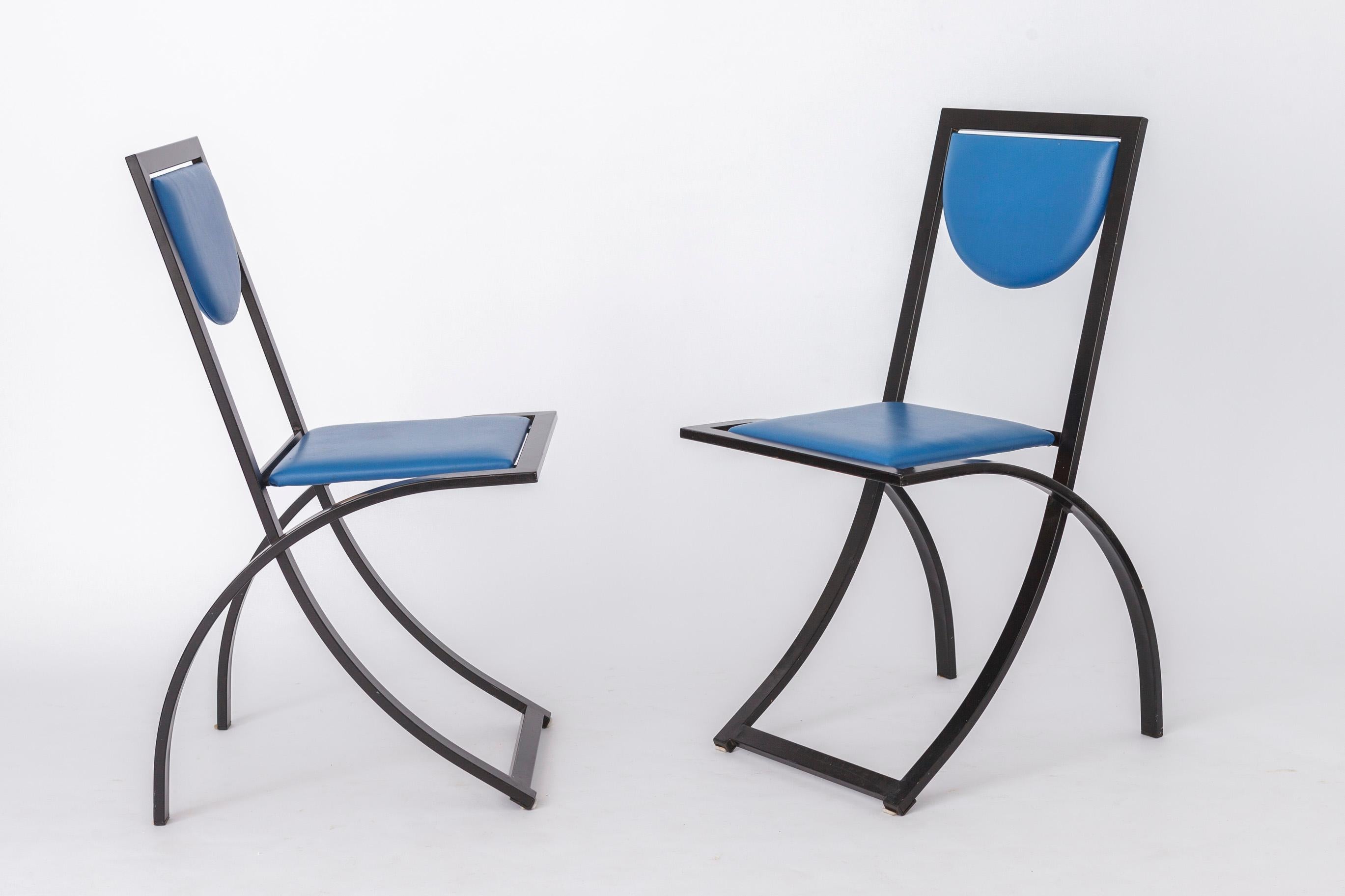 Satz von 4 Vintage-Stühlen aus den 1980er Jahren. 
Design und Herstellung durch Karl Friedrich Förster, Deutschland. 
Der angezeigte Preis gilt für 4 Stühle. 

Stabiler Metallrahmen. Schwarz lackiert. 
Blaue Originalpolsterung auf Sitz und