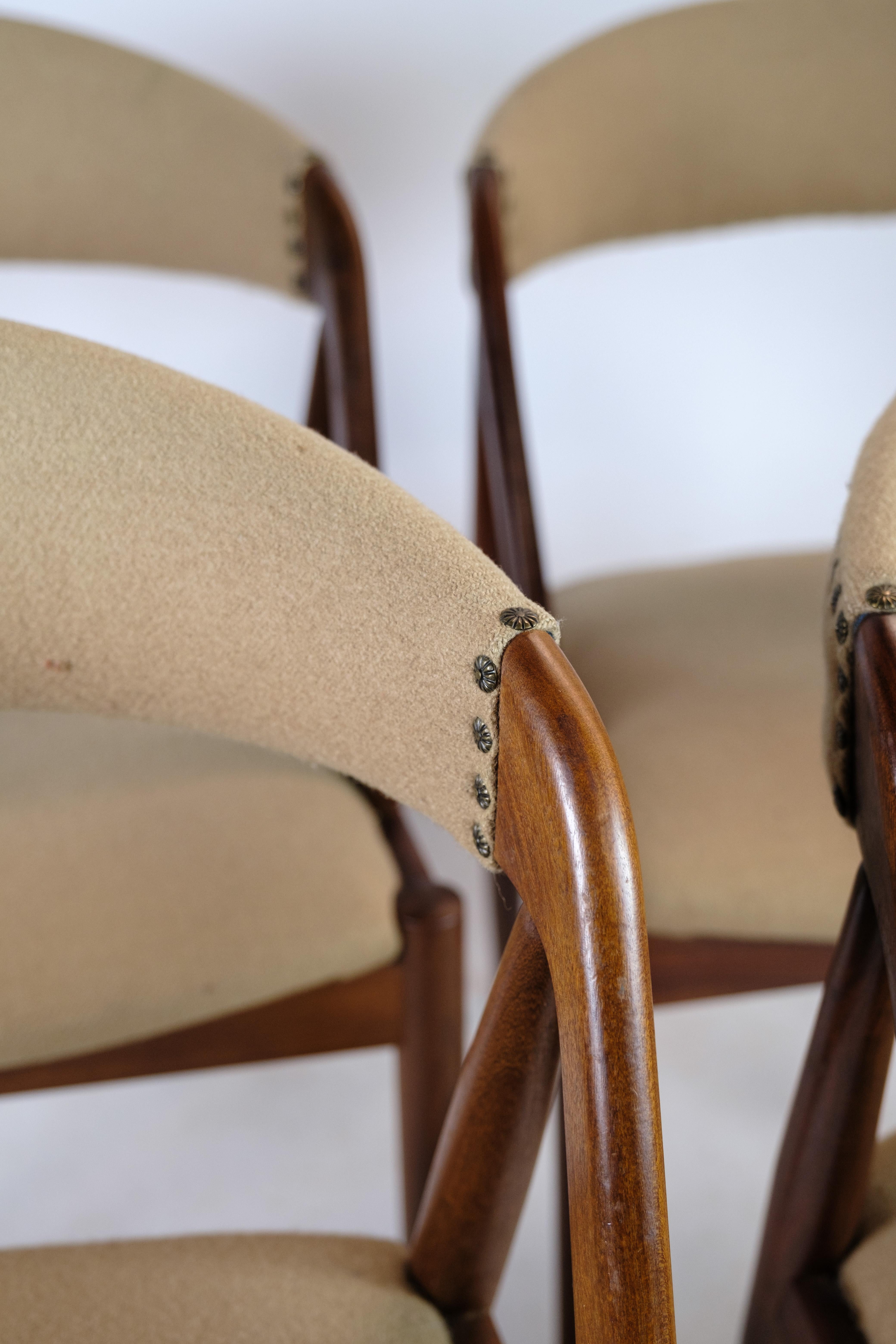 Este juego de cuatro sillas de comedor, modelo 31, diseñado por el célebre Kai Kristiansen hacia los años sesenta, muestra el epítome del diseño danés de mediados de siglo. Fabricadas por Schou Andersen, estas sillas tienen un armazón de teca que