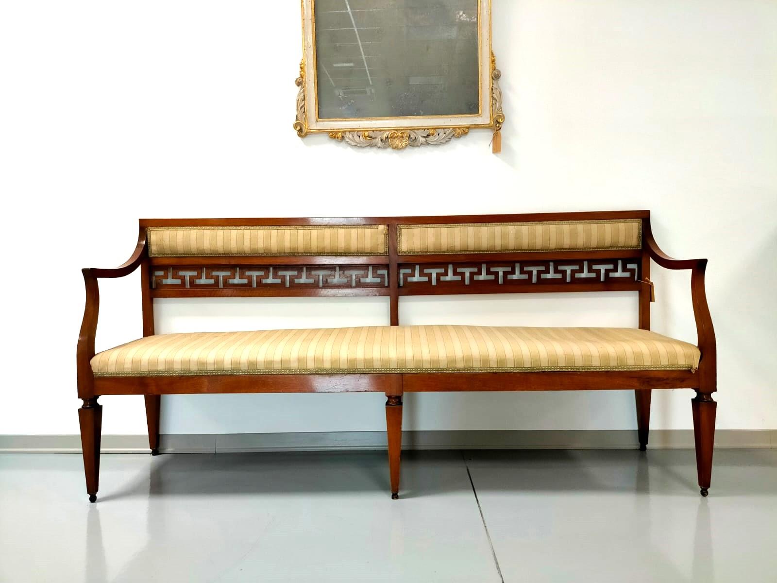 4 Louis XVI walnut settees from the second half of the 1700s. In Good Condition For Sale In Cesena, FC