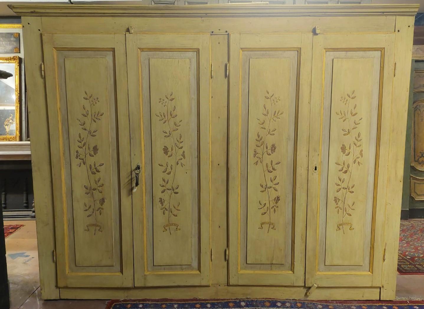 Antike Garderobe Schrank, bestehend aus 4 Türen, in lackiertem Holz und handbemalt mit floralen Motiven, in Italien im 18. Jahrhundert gebaut, maximale Abmessungen cm B 262 x H 208 x T 60, ideal für Schlafzimmer, sowohl privat als auch Hotel, hat