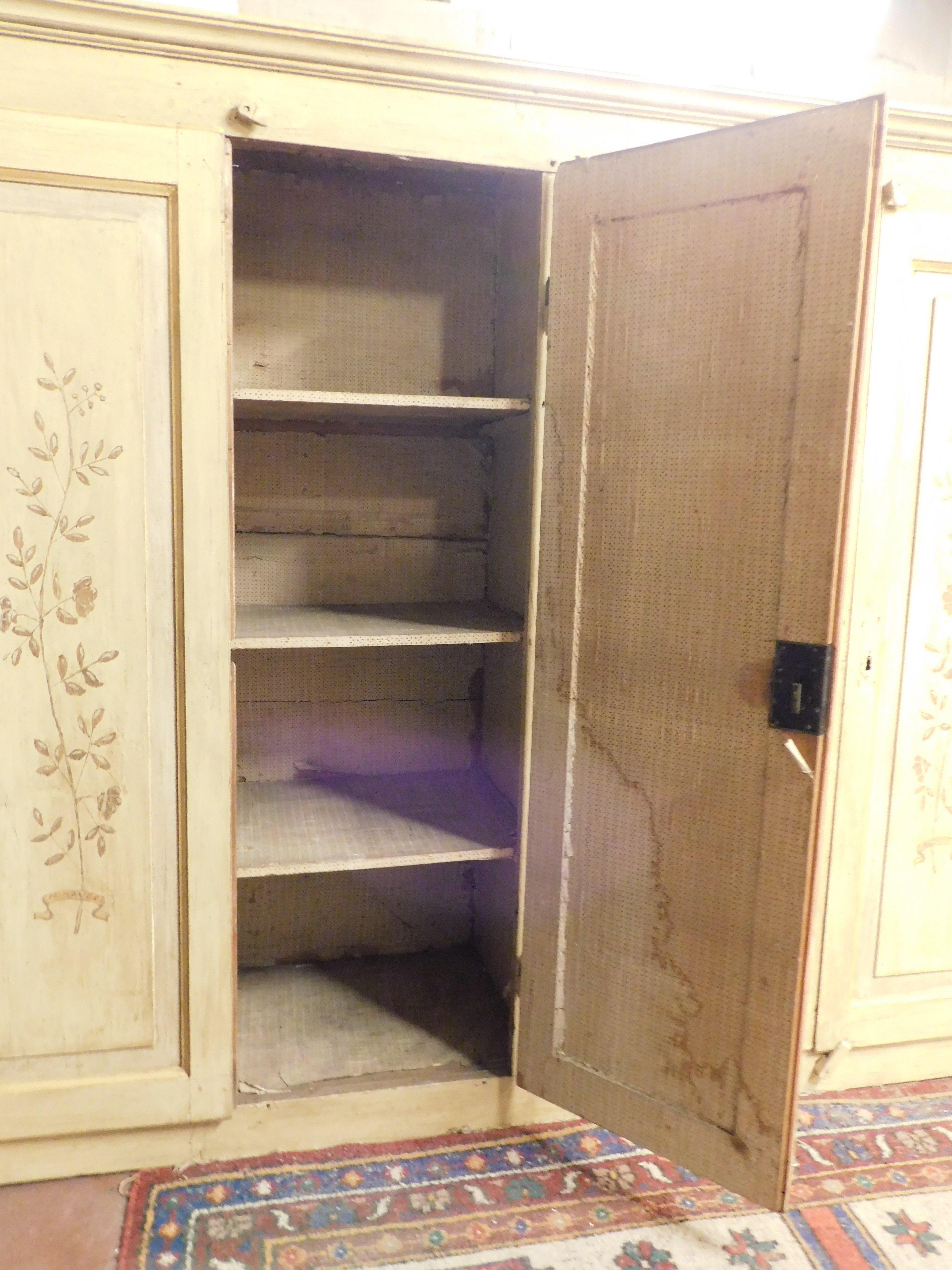 4-door wardrobe in lacquered and painted wood, Italy In Good Condition For Sale In Cuneo, Italy (CN)