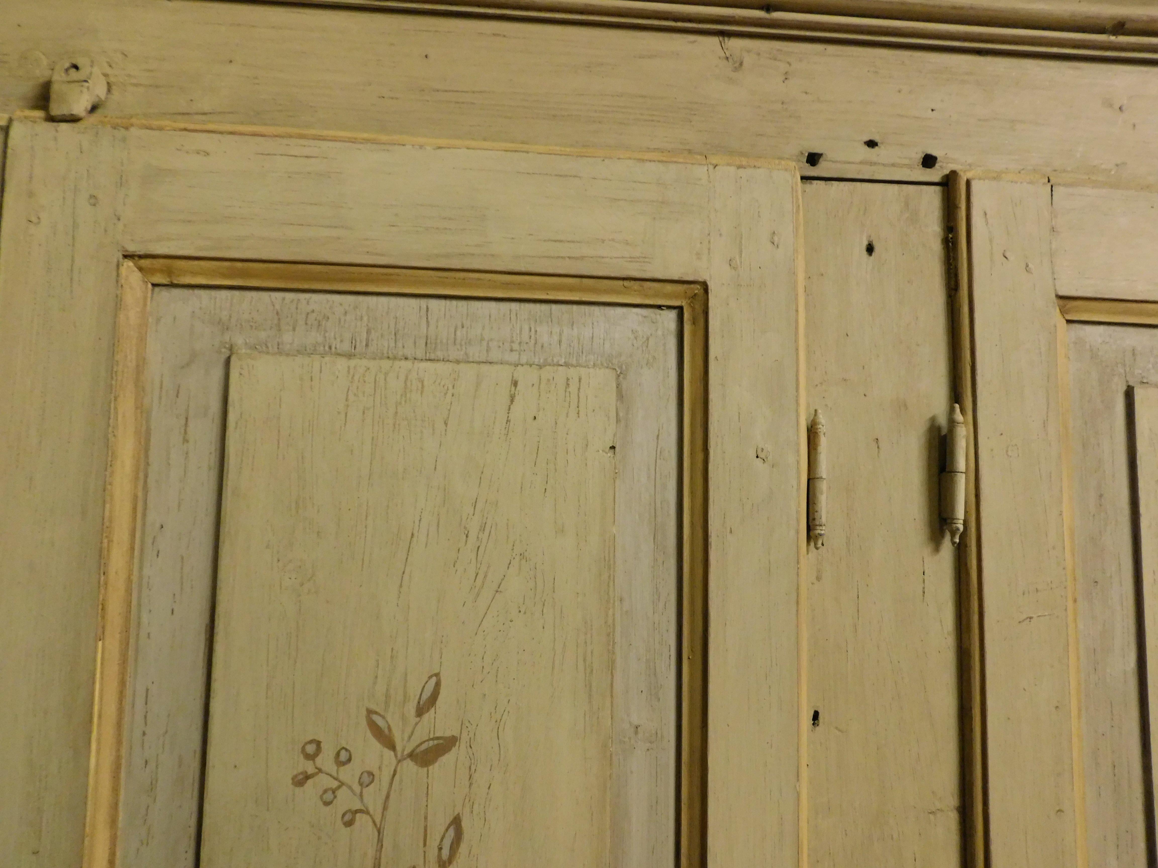 Armoire à 4 portes en bois laqué et peint, Italie en vente 1