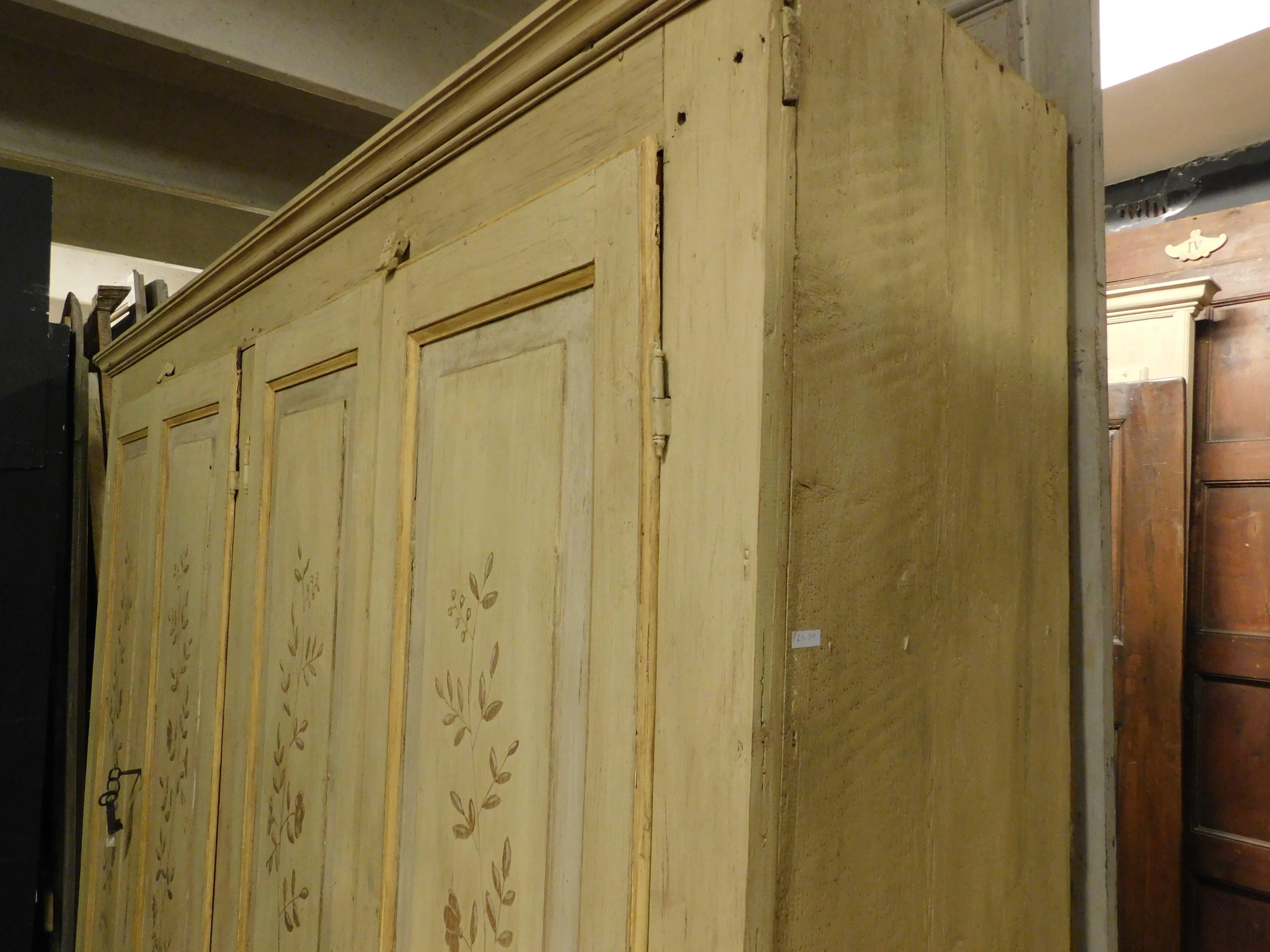 4-door wardrobe in lacquered and painted wood, Italy For Sale 2