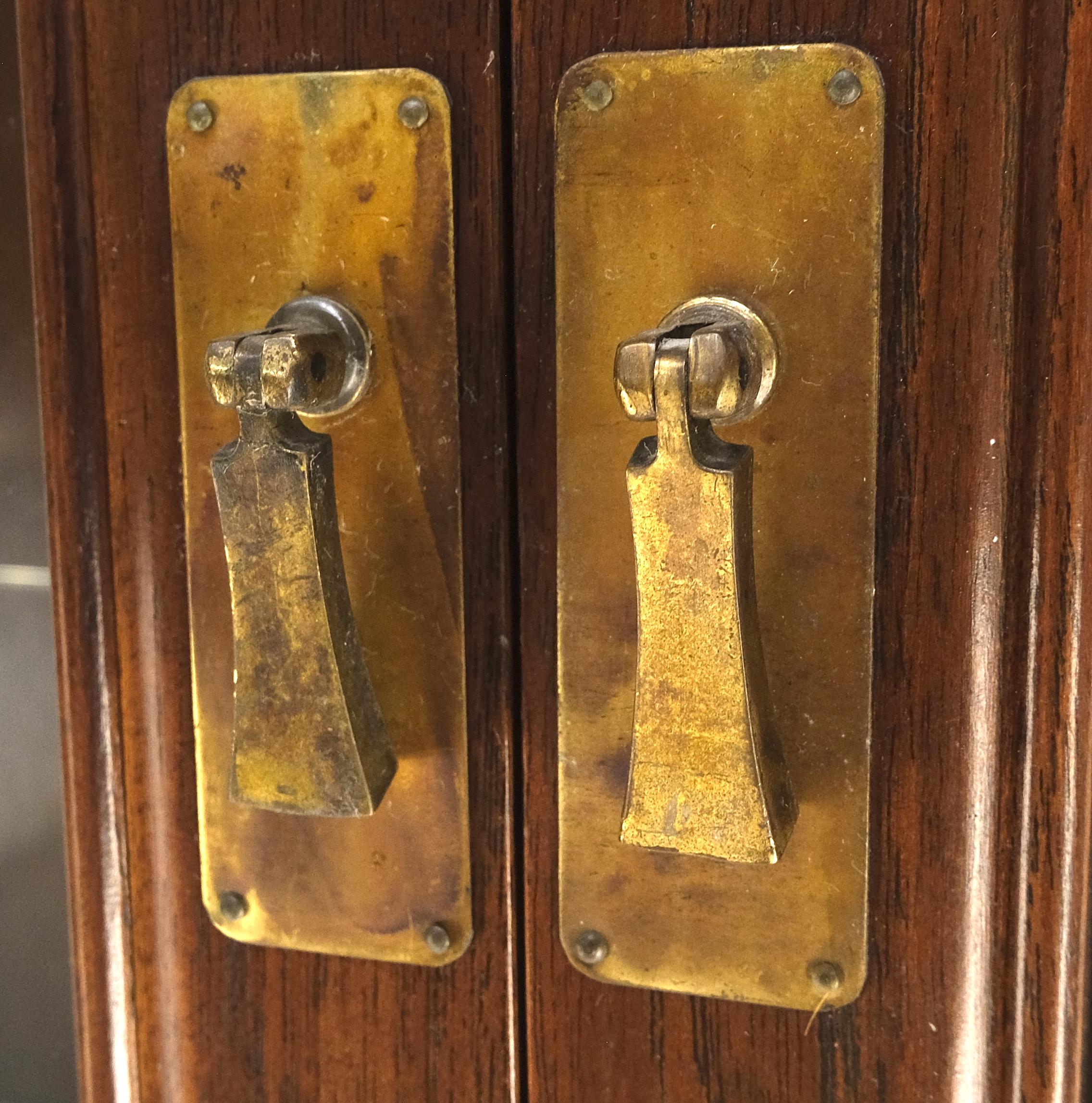 Ottone 4 ante in teak intagliato 5 ripiani 2 cassetti in basso 72