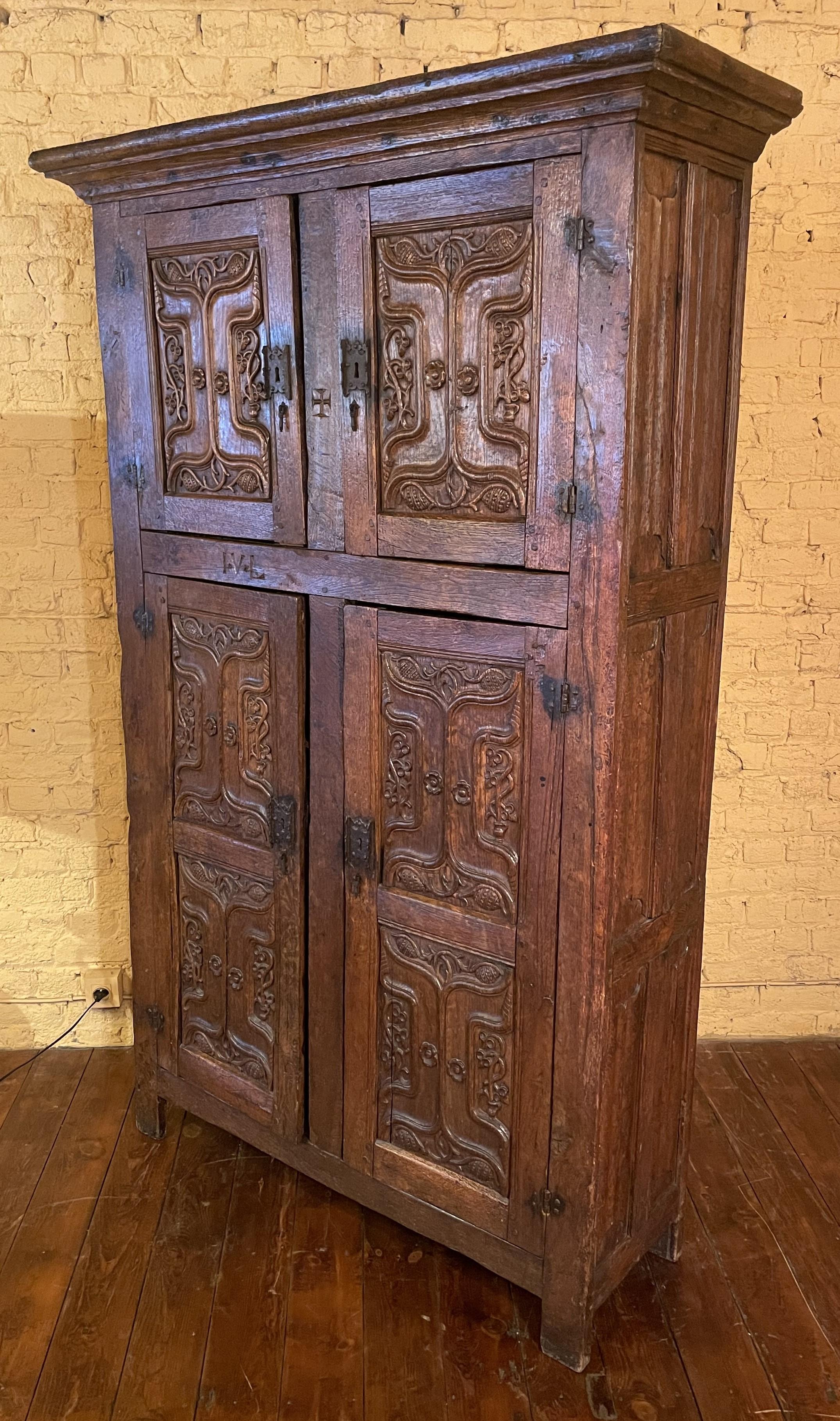 4 Doors Cupboard or Wardrobe Gothic Period in Oak, 15th Century For Sale 6