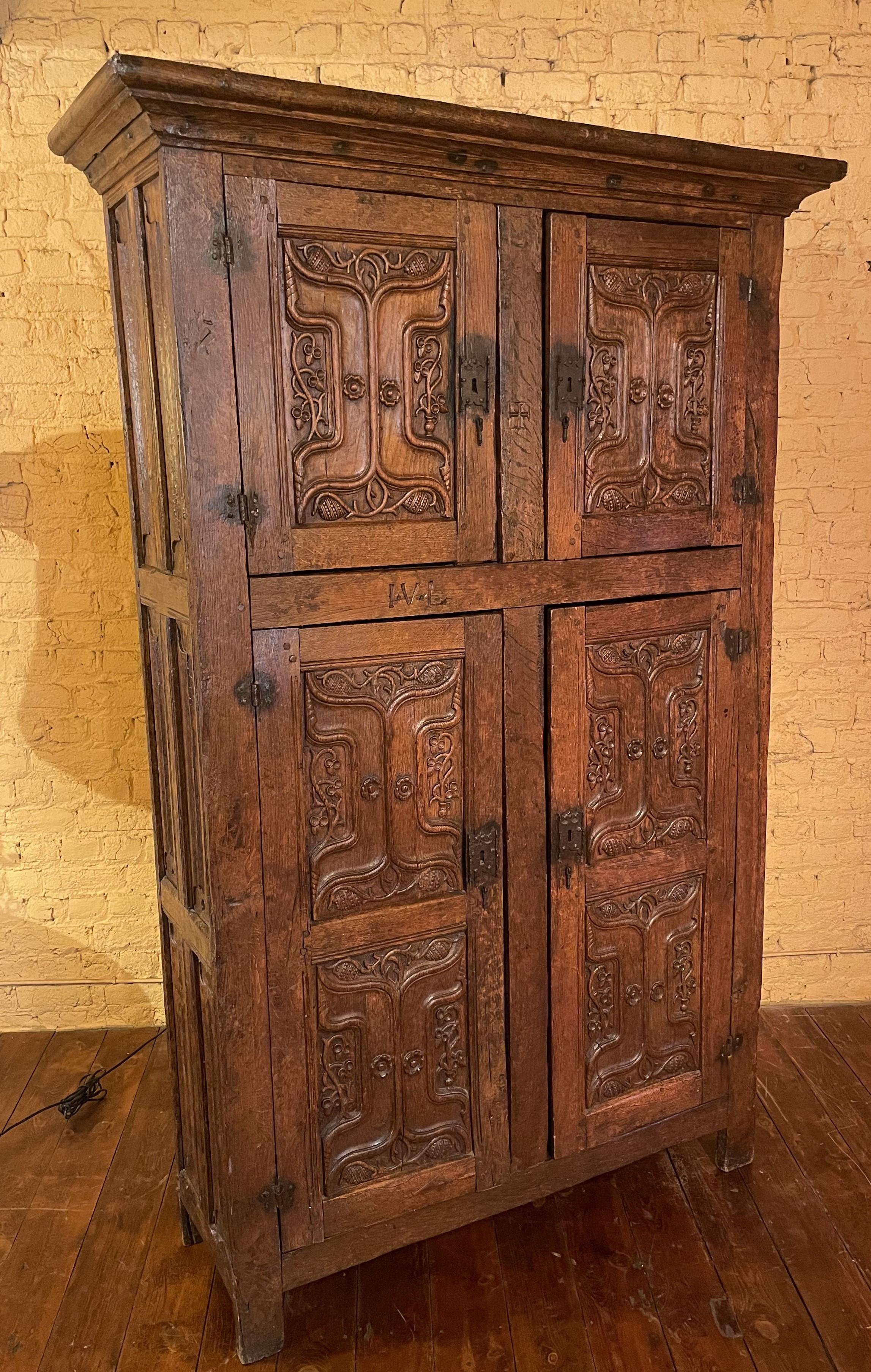 4 Doors Cupboard or Wardrobe Gothic Period in Oak, 15th Century For Sale 10