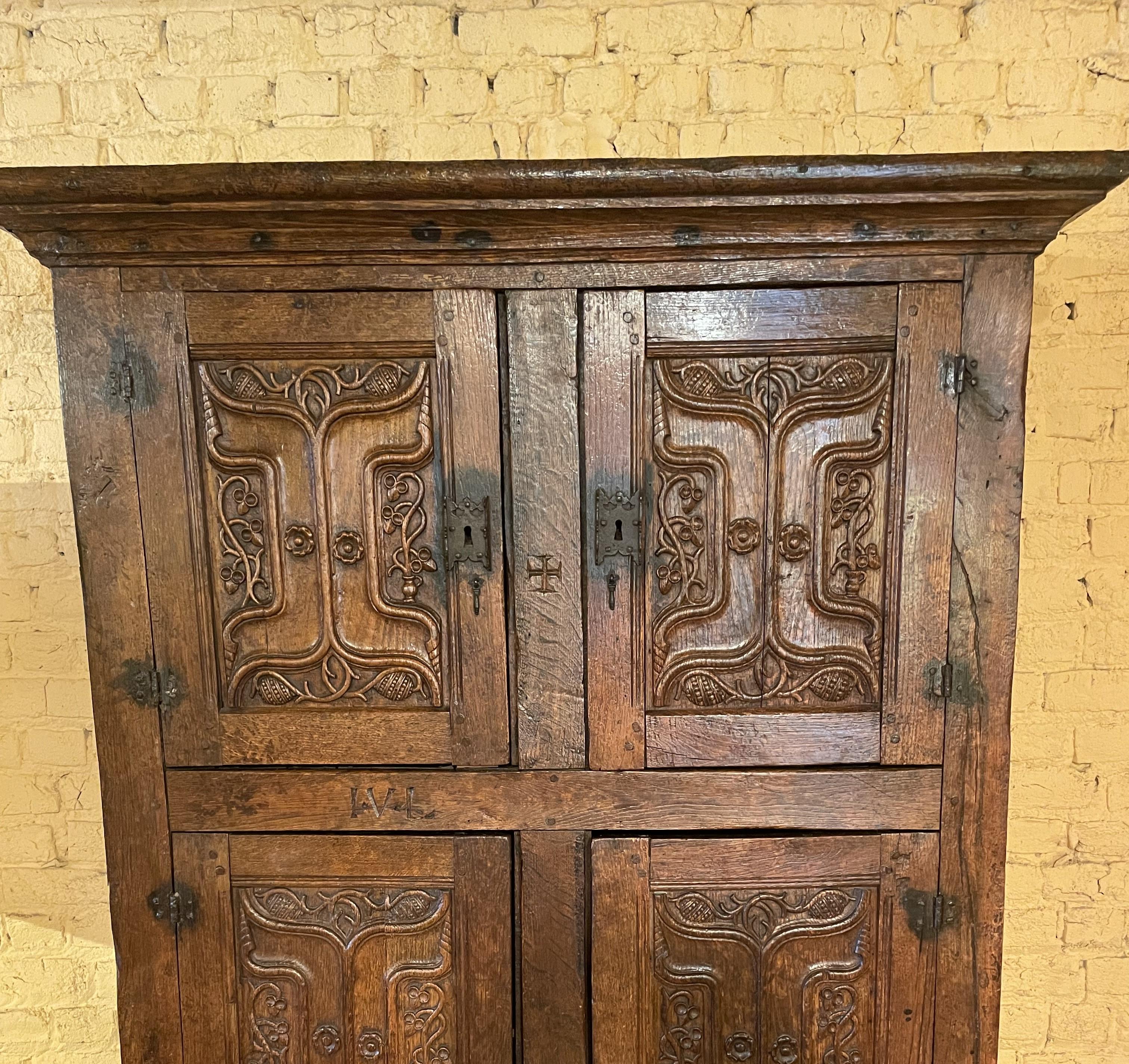 4 Doors Cupboard or Wardrobe Gothic Period in Oak, 15th Century In Good Condition For Sale In Brussels, Brussels