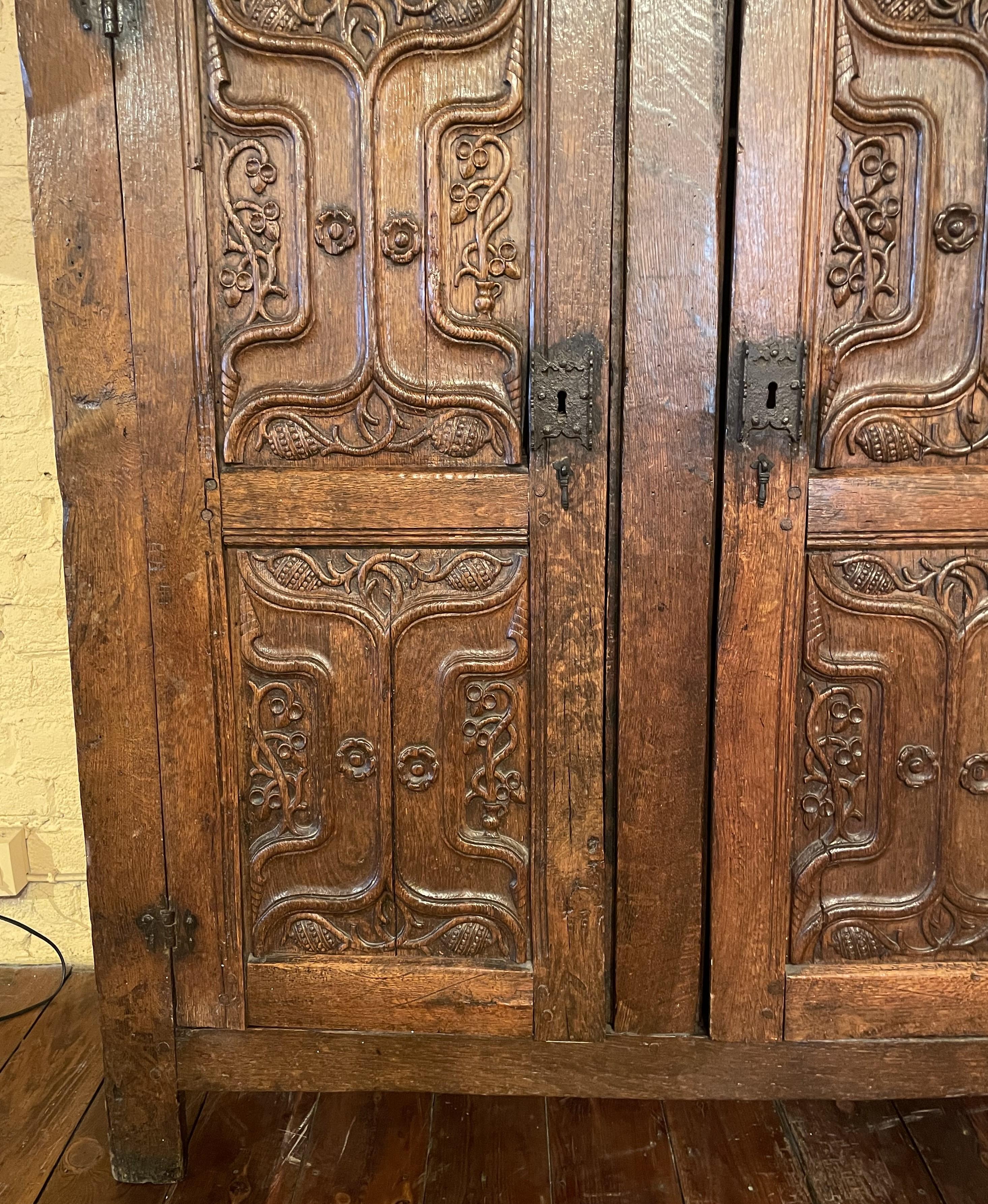 4 Doors Cupboard or Wardrobe Gothic Period in Oak, 15th Century For Sale 4