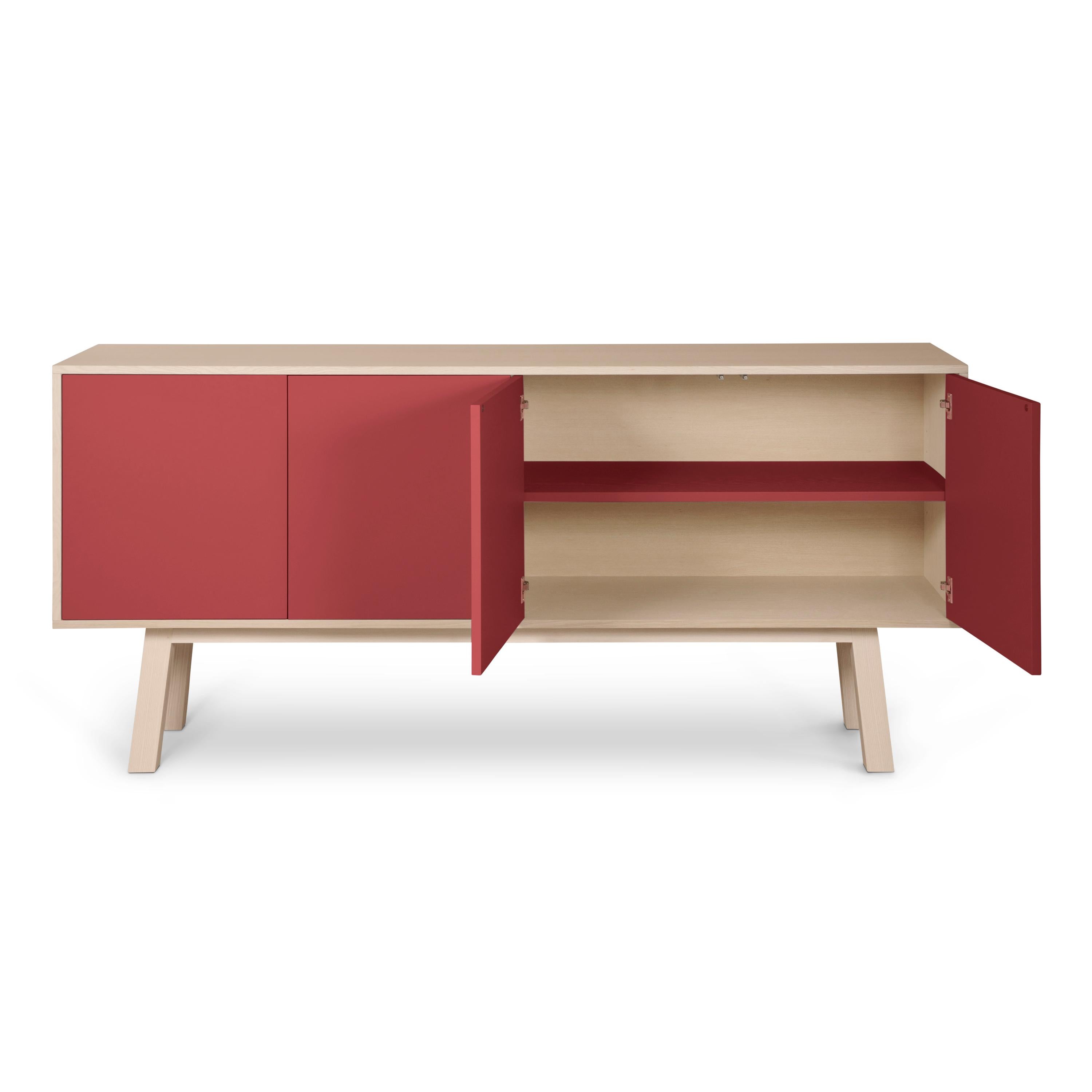 Frassino Credenza alta francese a 4 ante rossa di design scandinavo, di Eric Gizard Paris in vendita