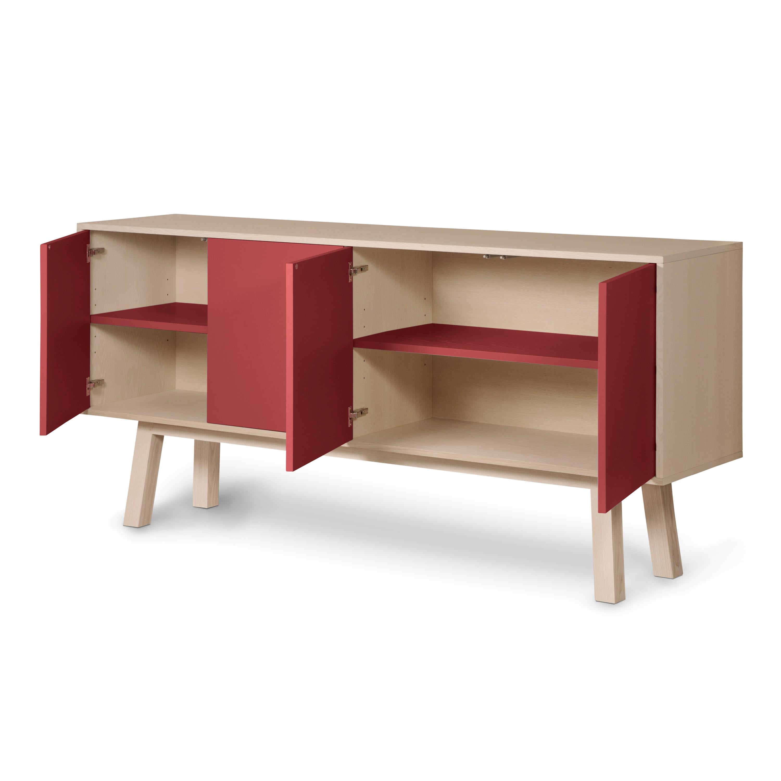 Scandinavo moderno Credenza alta francese a 4 ante rossa di design scandinavo, di Eric Gizard Paris in vendita