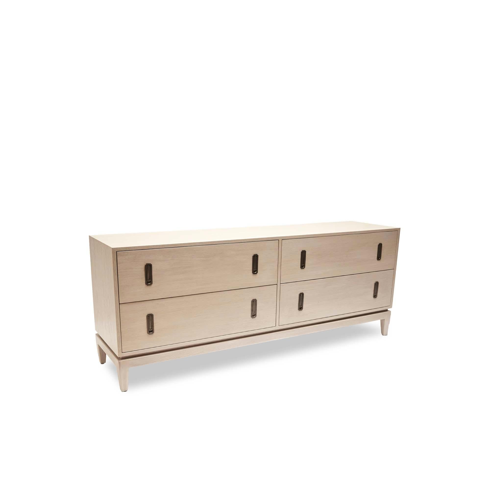 La cassettiera Arcadia a 4 cassetti presenta quattro cassetti, ferramenta in ottone fuso e una scultorea base in noce americano o quercia bianca. 

La collezione Lawson-Fenning è progettata e realizzata a mano a Los Angeles, in California. Contatta