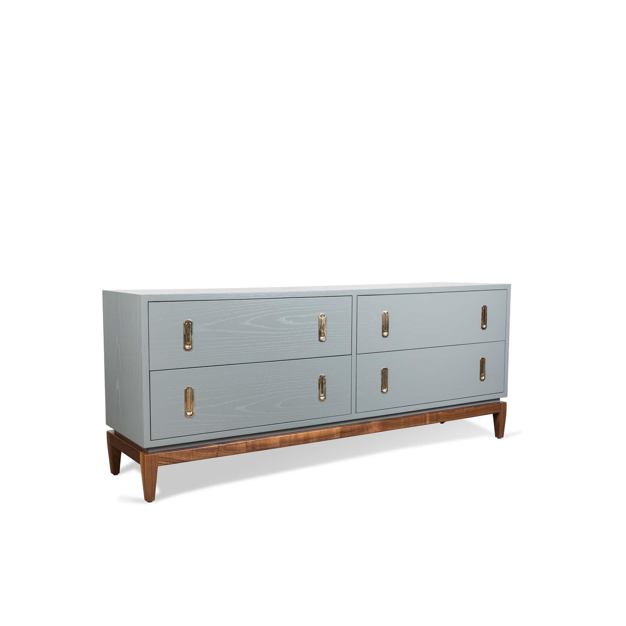 La cassettiera Arcadia a 4 cassetti presenta quattro cassetti, ferramenta in ottone fuso e una scultorea base in noce americano o quercia bianca. 

La collezione Lawson-Fenning è progettata e realizzata a mano a Los Angeles, in California. Contatta